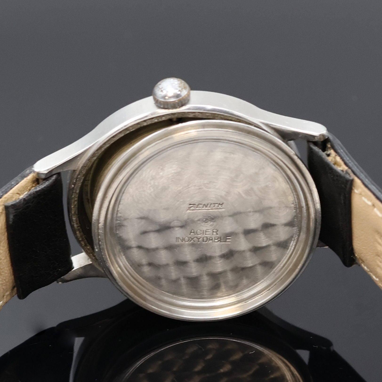 Detail f: ZENITH Herrenarmbanduhr des Deutschen Heeres in Stahl, Schweiz um 1940, Handaufzug, 2- teil. Geh., Boden verschr., schwarzes Glanzzifferblatt m. ...