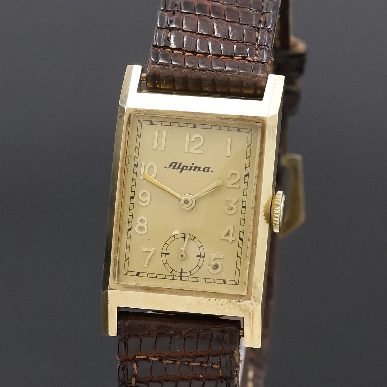 Detail a: ALPINA rechteckige Armbanduhr in GG 585/000, Schweiz um 1935, Handaufzug, 2-teil. Scharniergeh., Boden m. Widmungsgravur, gold. Zifferbl. gold. arab. ...
