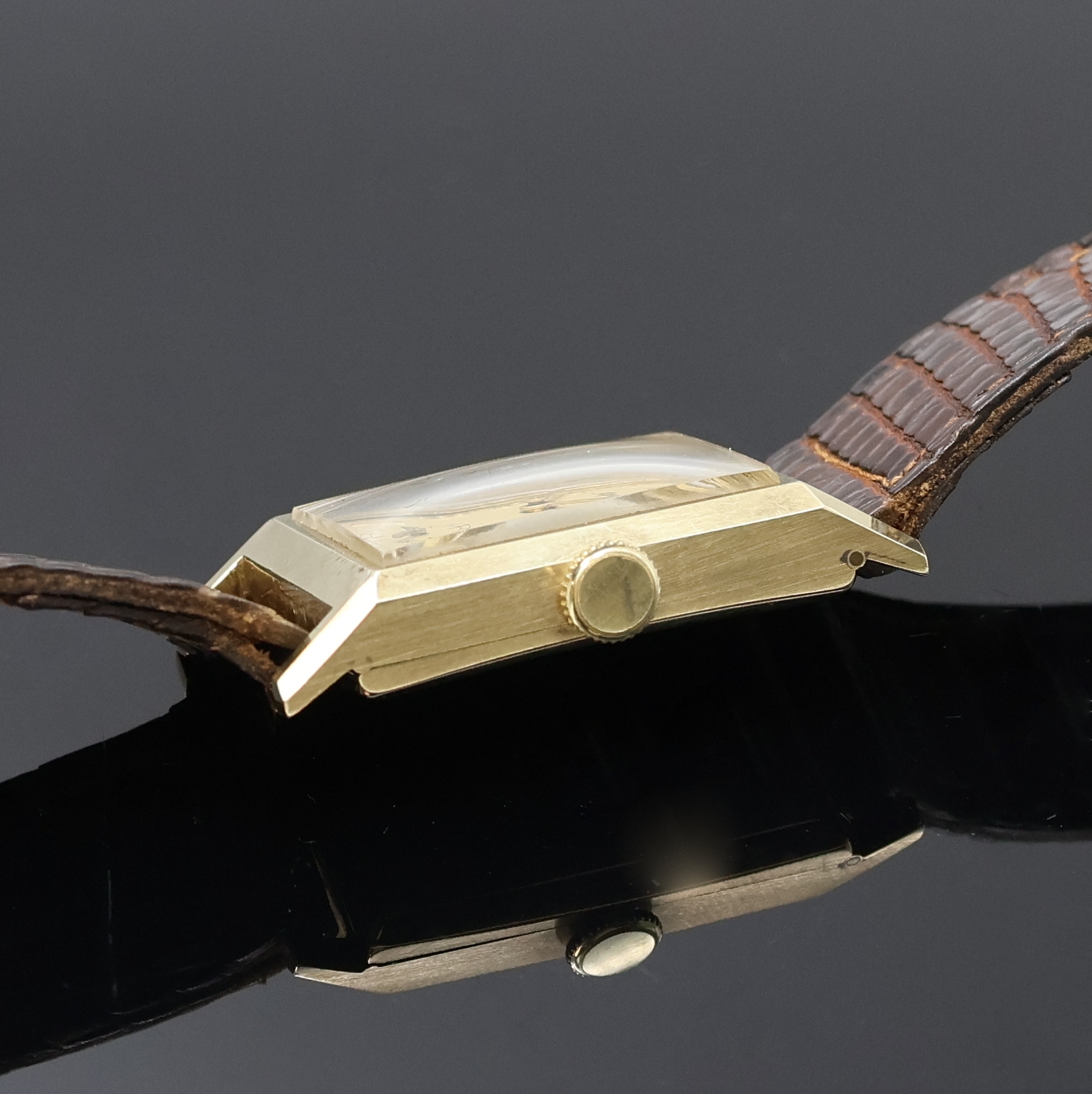 Detail b: ALPINA rechteckige Armbanduhr in GG 585/000, Schweiz um 1935, Handaufzug, 2-teil. Scharniergeh., Boden m. Widmungsgravur, gold. Zifferbl. gold. arab. ...