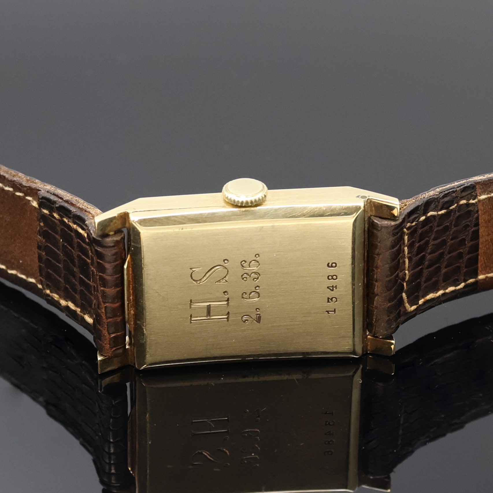 Detail c: ALPINA rechteckige Armbanduhr in GG 585/000, Schweiz um 1935, Handaufzug, 2-teil. Scharniergeh., Boden m. Widmungsgravur, gold. Zifferbl. gold. arab. ...