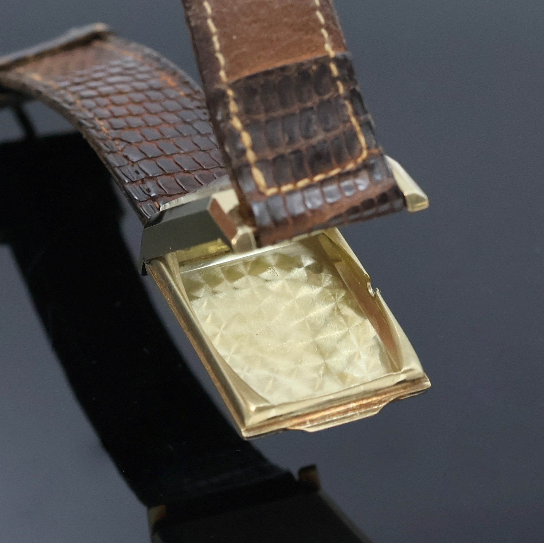 Detail d: ALPINA rechteckige Armbanduhr in GG 585/000, Schweiz um 1935, Handaufzug, 2-teil. Scharniergeh., Boden m. Widmungsgravur, gold. Zifferbl. gold. arab. ...