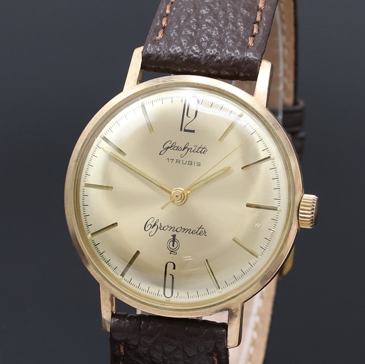 Detail a: GUB seltene Chronometer-Herrenarmbanduhr, DDR um 1970, Handaufzug, verg. Geh., Stahlboden m. Chronometer-Hinweis aufgedr., gold. Zifferbl. bez. ...