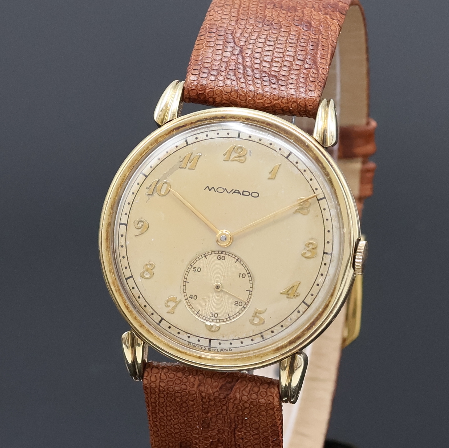 Detail a: MOVADO Herrenarmbanduhr in GG 585/000, Schweiz um 1940, Handaufzug, 2-teil. Geh., Lünette aufgedr., Tropfenförm. Bandanst., silb. Zifferbl. m. ...
