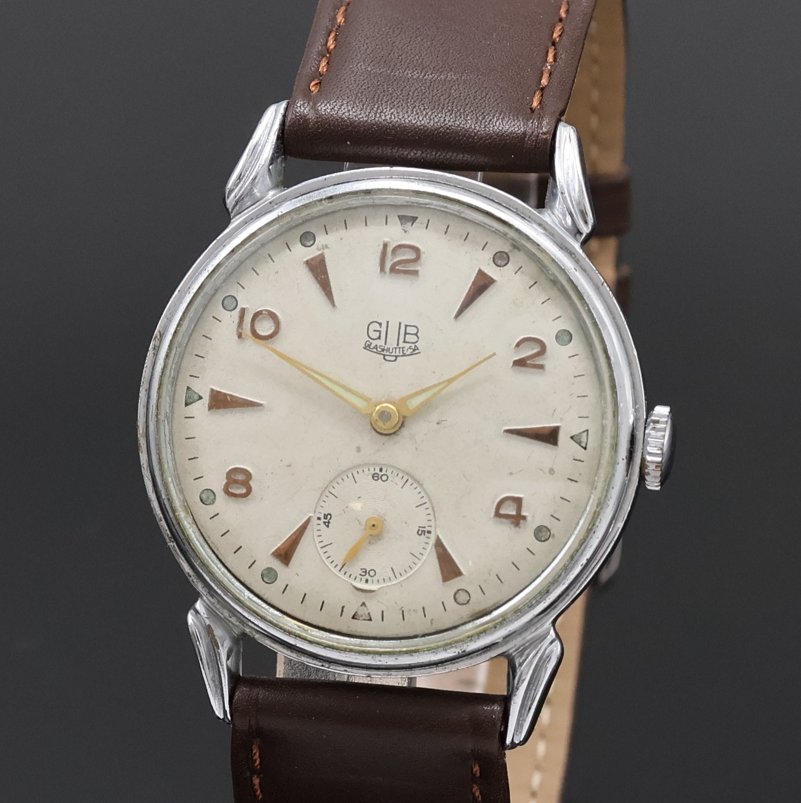 Detail a: GUB verchromte Herrenarmbanduhr Kaliber 60, DDR um 1955, Handaufzug, 3-teil. Geh. m. bet. Bandanst. ber., Stahlboden und Glasrand aufgedr., silb. ...