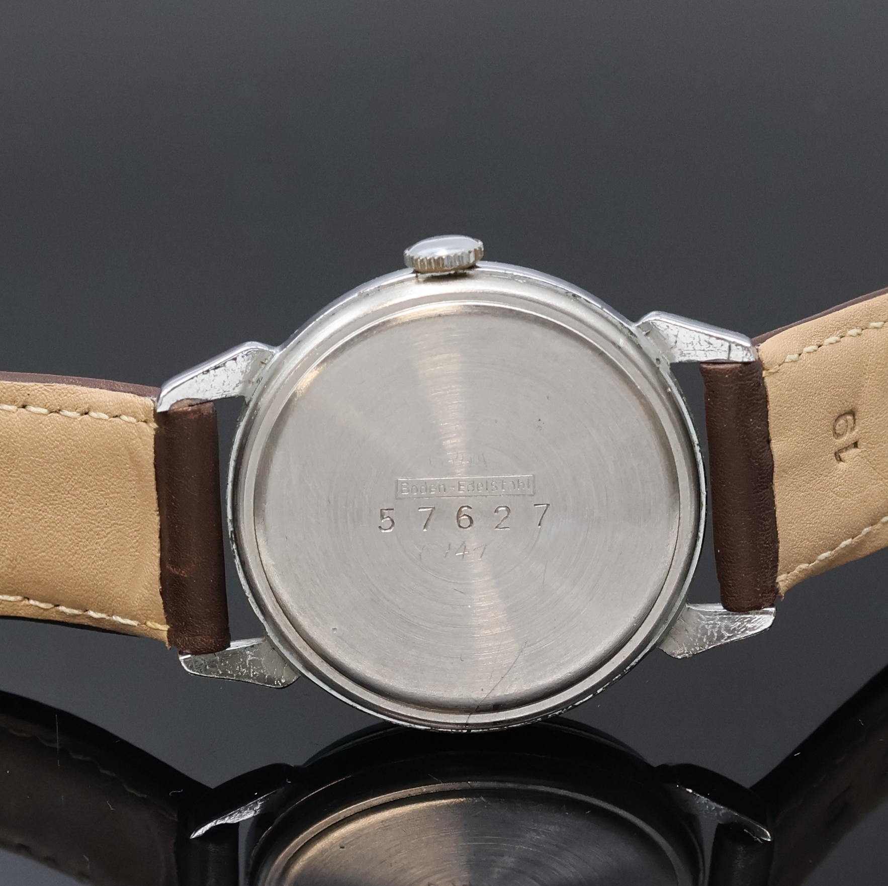 Detail c: GUB verchromte Herrenarmbanduhr Kaliber 60, DDR um 1955, Handaufzug, 3-teil. Geh. m. bet. Bandanst. ber., Stahlboden und Glasrand aufgedr., silb. ...