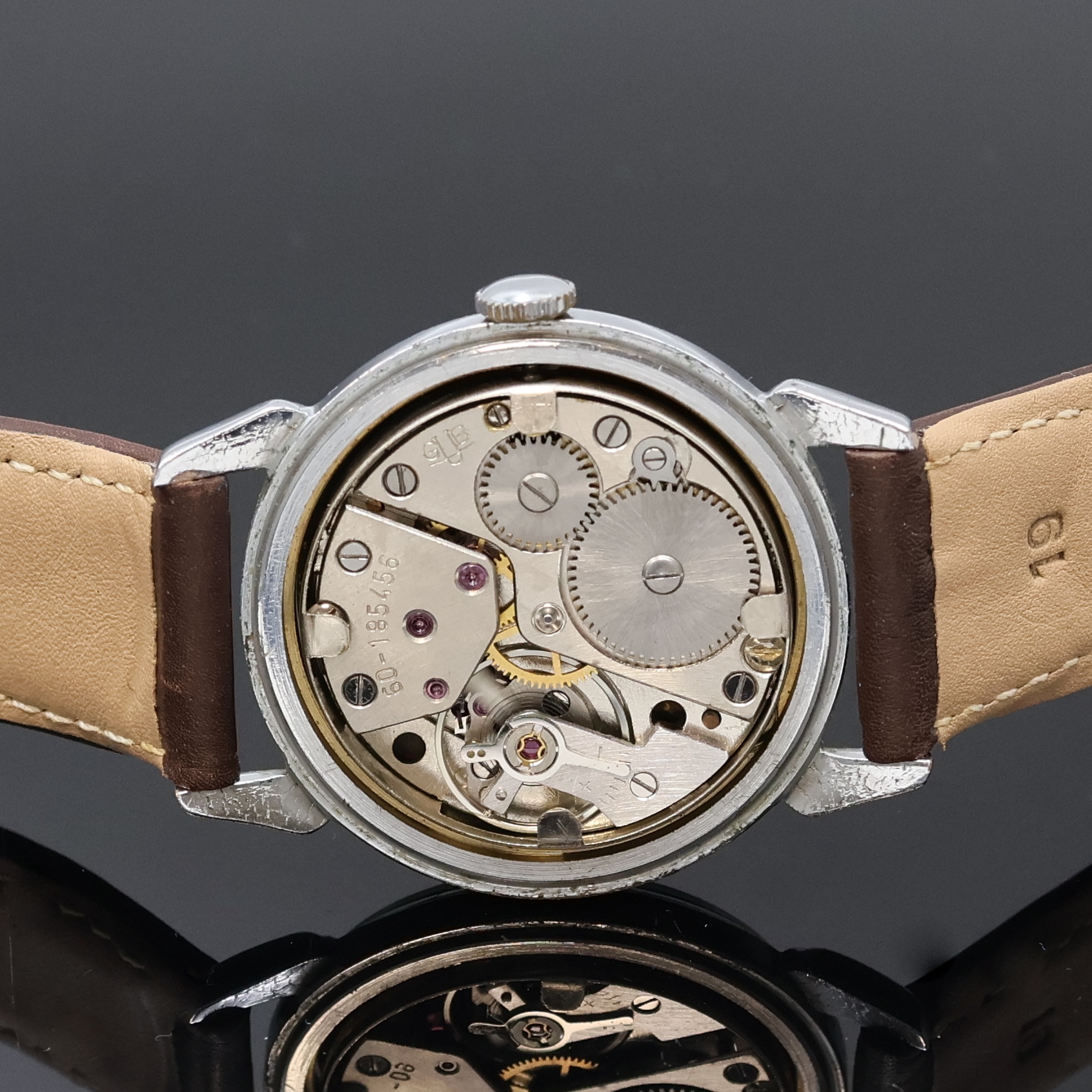 Detail d: GUB verchromte Herrenarmbanduhr Kaliber 60, DDR um 1955, Handaufzug, 3-teil. Geh. m. bet. Bandanst. ber., Stahlboden und Glasrand aufgedr., silb. ...