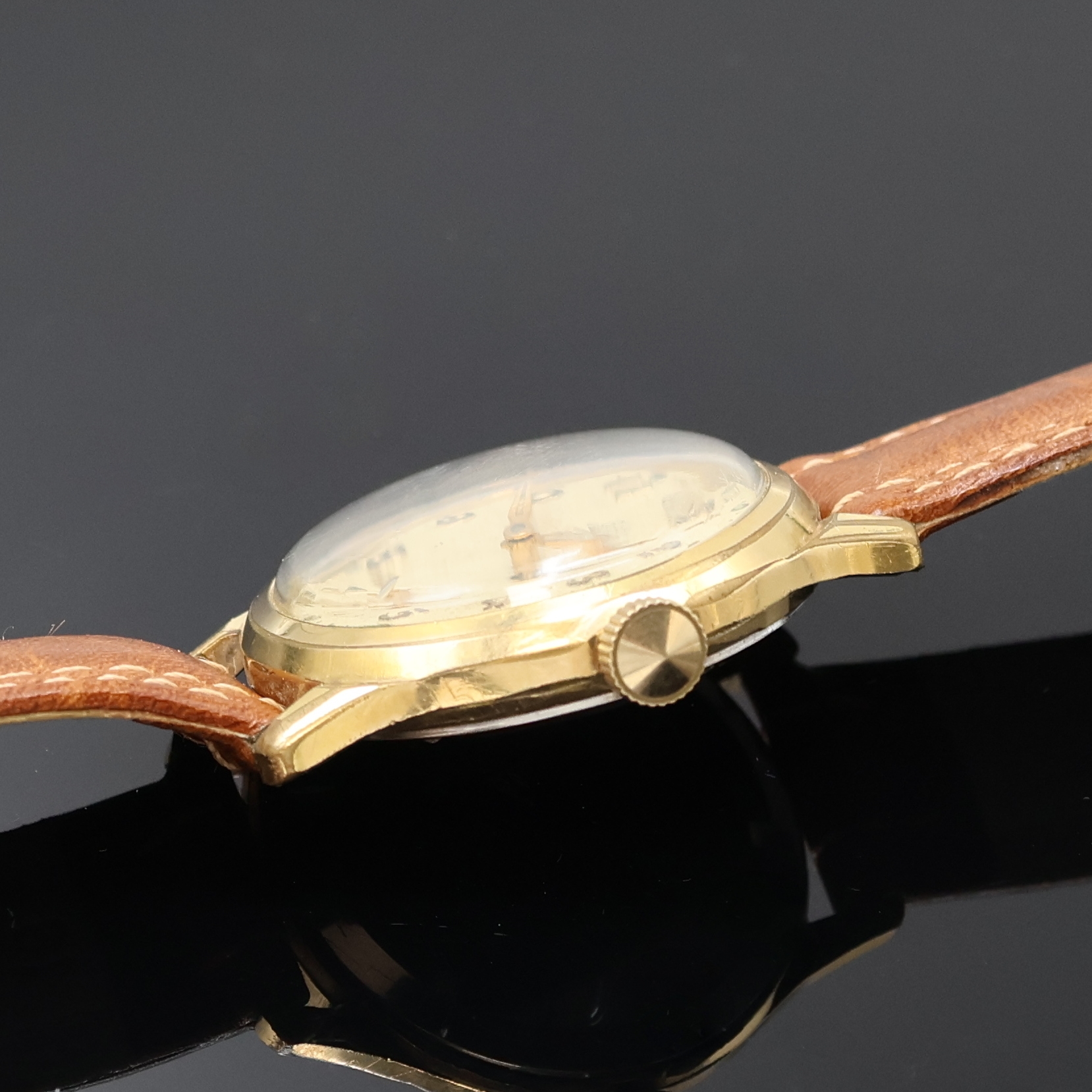 Detail b: GUB vergoldete Herrenarmbanduhr Kaliber 60, DDR um 1955, Handaufzug, 2-teil. Geh., Stahlboden verschr., silb. Zifferbl. pat., gold. arab. Zahlen, ...