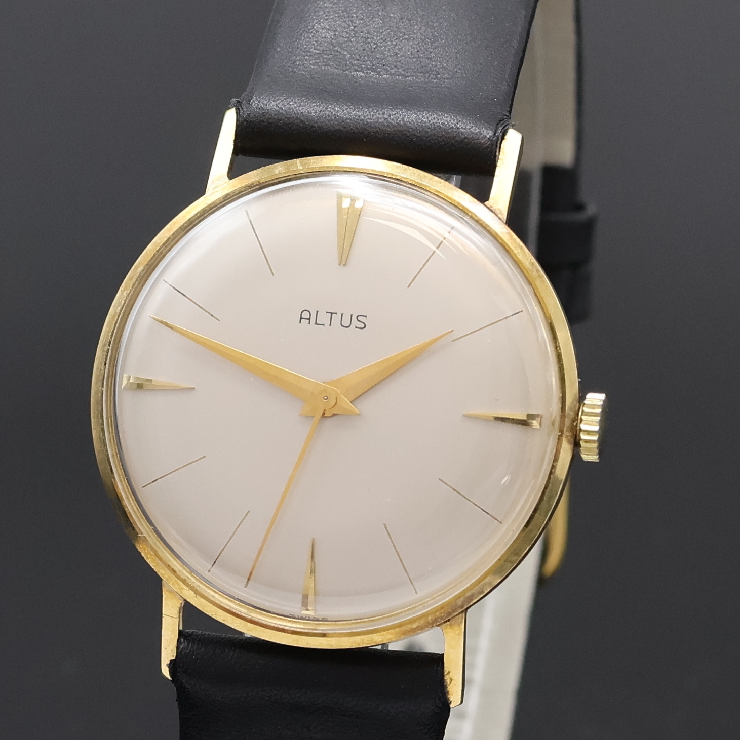 Detail a: ALTUS elegante Herrenarmbanduhr in GG 585/000, Schweiz um 1960, Handaufzug, 3-teil. Geh., Boden und Glasrand aufgedr., silb. Zifferbl. m. gold. ...