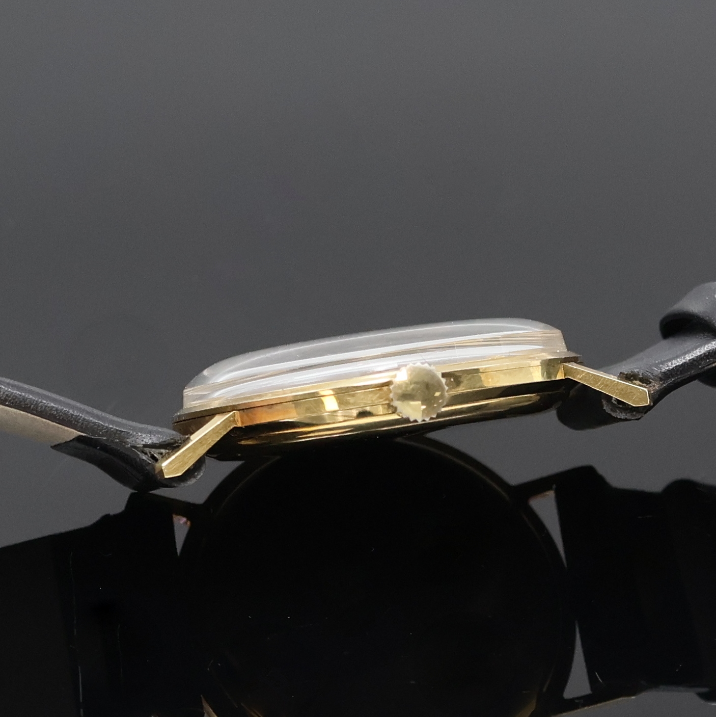 Detail b: ALTUS elegante Herrenarmbanduhr in GG 585/000, Schweiz um 1960, Handaufzug, 3-teil. Geh., Boden und Glasrand aufgedr., silb. Zifferbl. m. gold. ...