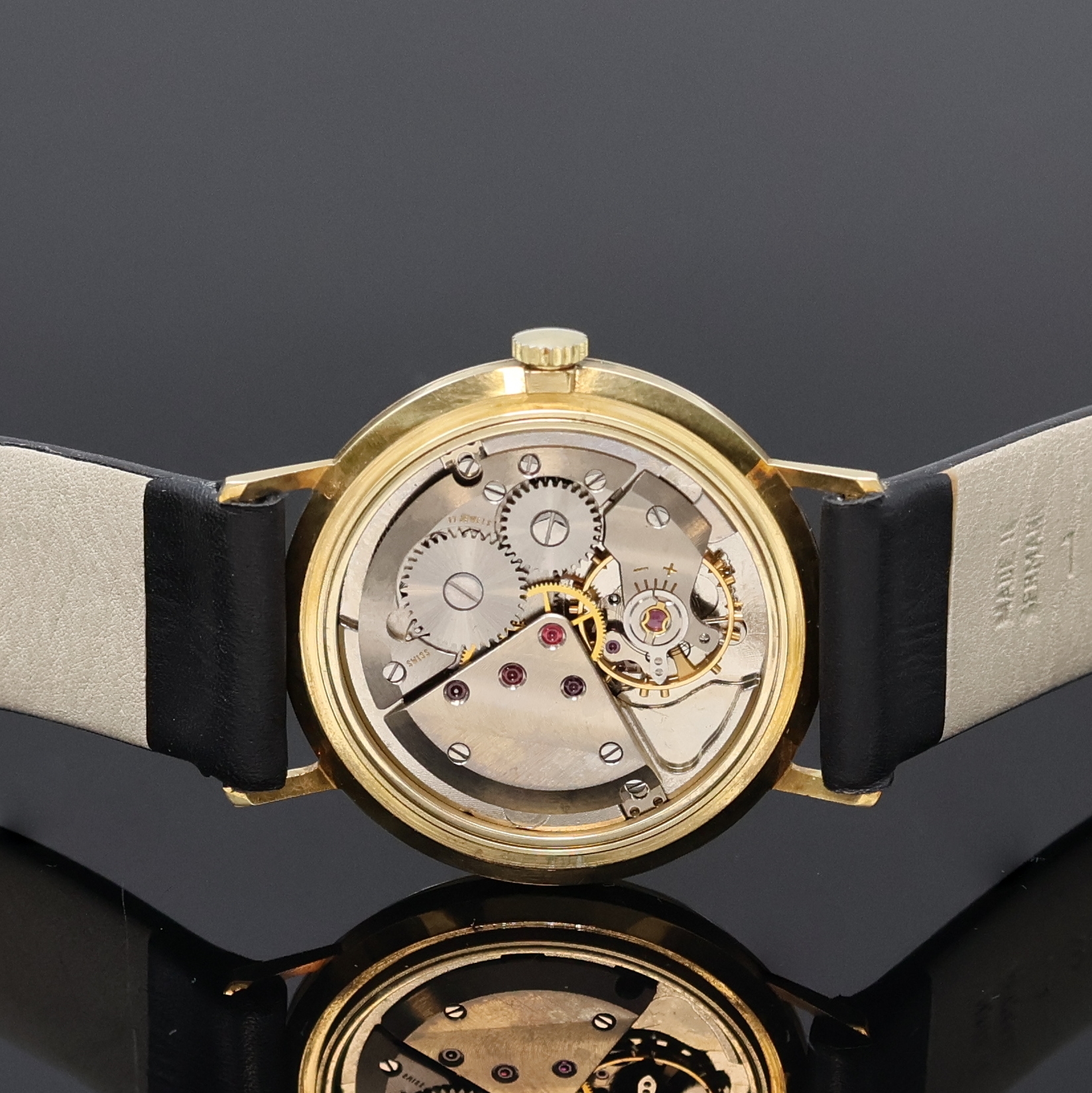 Detail d: ALTUS elegante Herrenarmbanduhr in GG 585/000, Schweiz um 1960, Handaufzug, 3-teil. Geh., Boden und Glasrand aufgedr., silb. Zifferbl. m. gold. ...