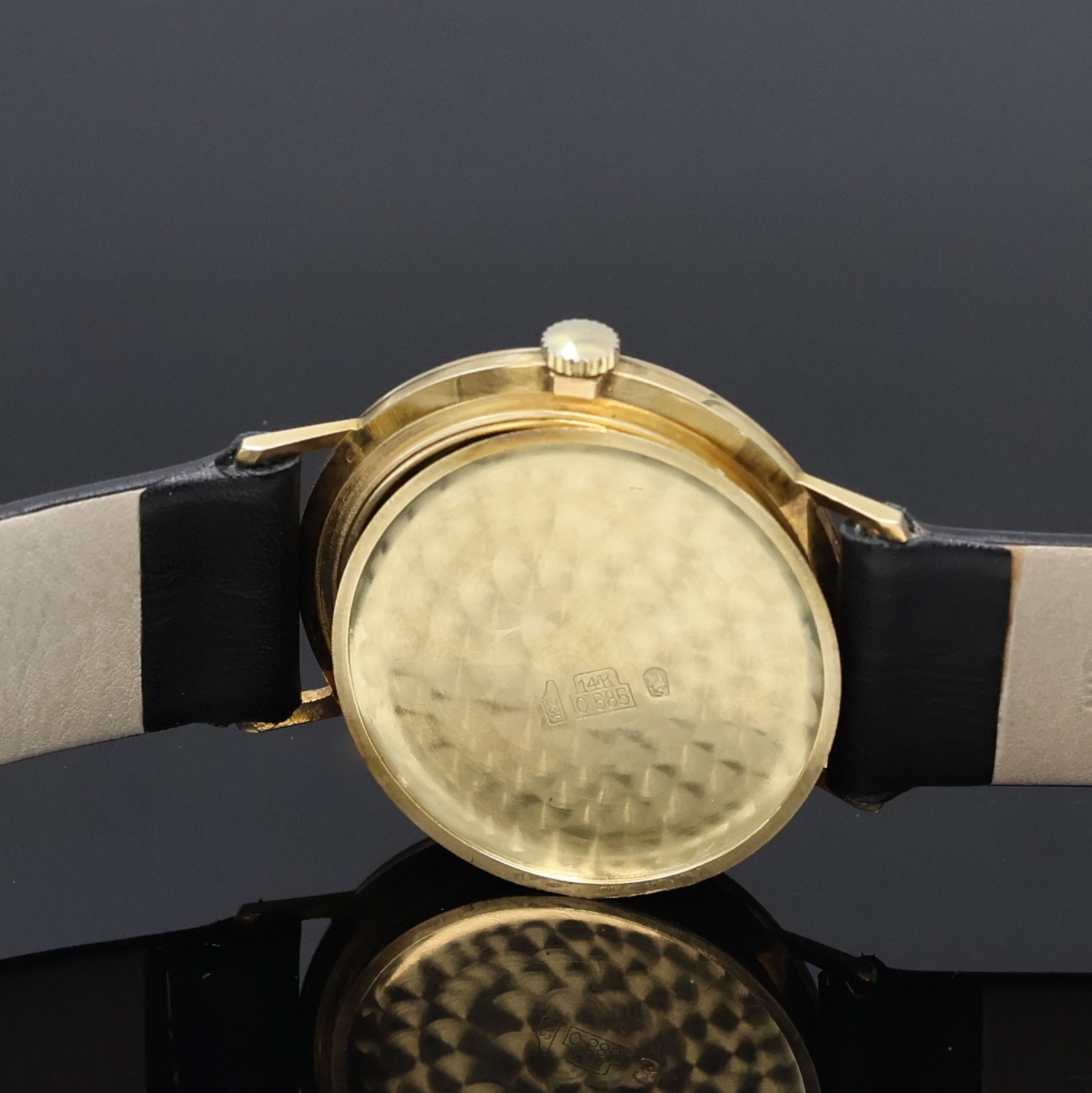 Detail e: ALTUS elegante Herrenarmbanduhr in GG 585/000, Schweiz um 1960, Handaufzug, 3-teil. Geh., Boden und Glasrand aufgedr., silb. Zifferbl. m. gold. ...