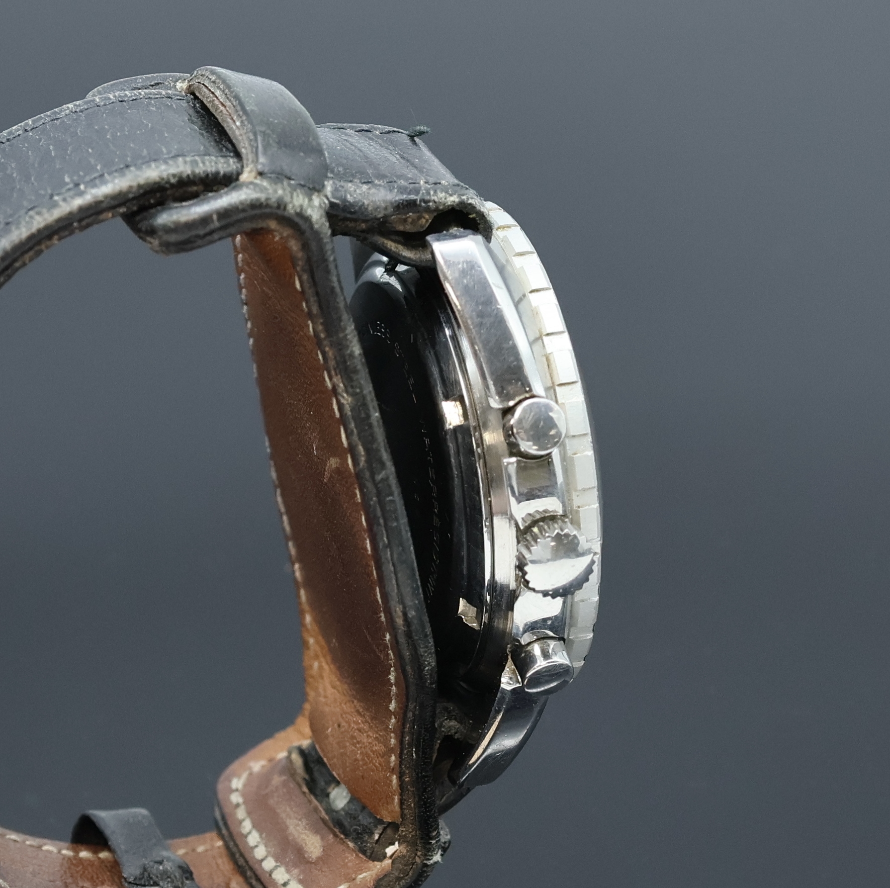 Detail b: DUGENA Armbandchronograph in Stahl, Schweiz um 1970, Handaufzug, Edelstahlgeh., Boden verschr., Lün. m. Std.- und Min.-Teilung beids. drehb., ...