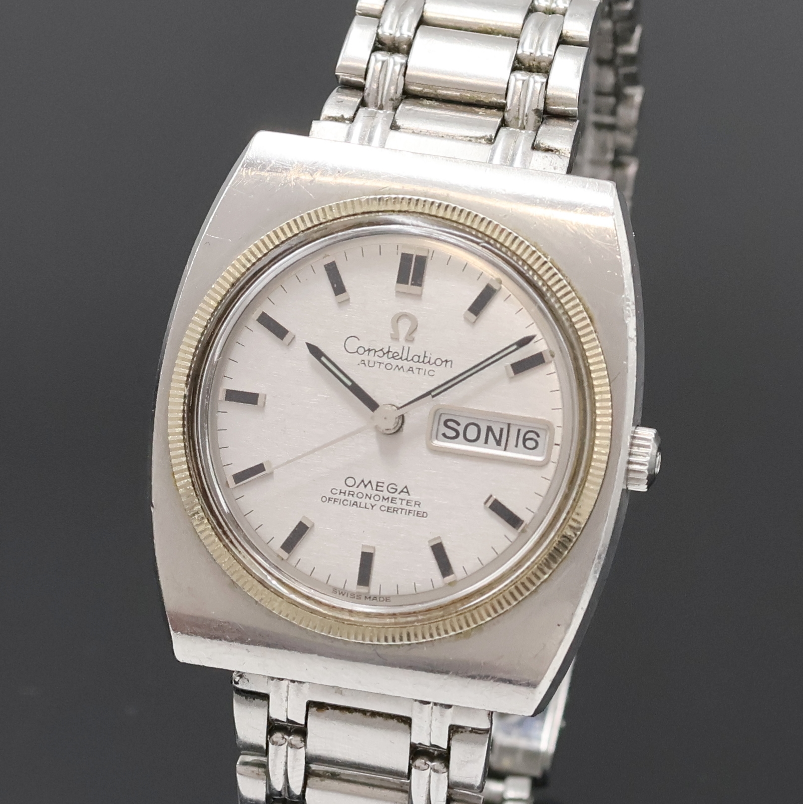 Detail a: OMEGA Constellation Herrenarmbanduhr in Stahl/WG Referenz 168.041, Schweiz um 1969, Automatik, tonneauförmiges Geh. m. geriffelter WG Lünette, im ...