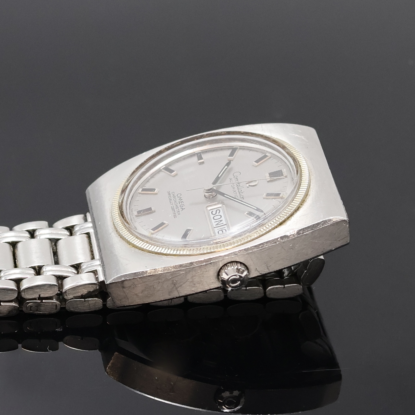 Detail b: OMEGA Constellation Herrenarmbanduhr in Stahl/WG Referenz 168.041, Schweiz um 1969, Automatik, tonneauförmiges Geh. m. geriffelter WG Lünette, im ...