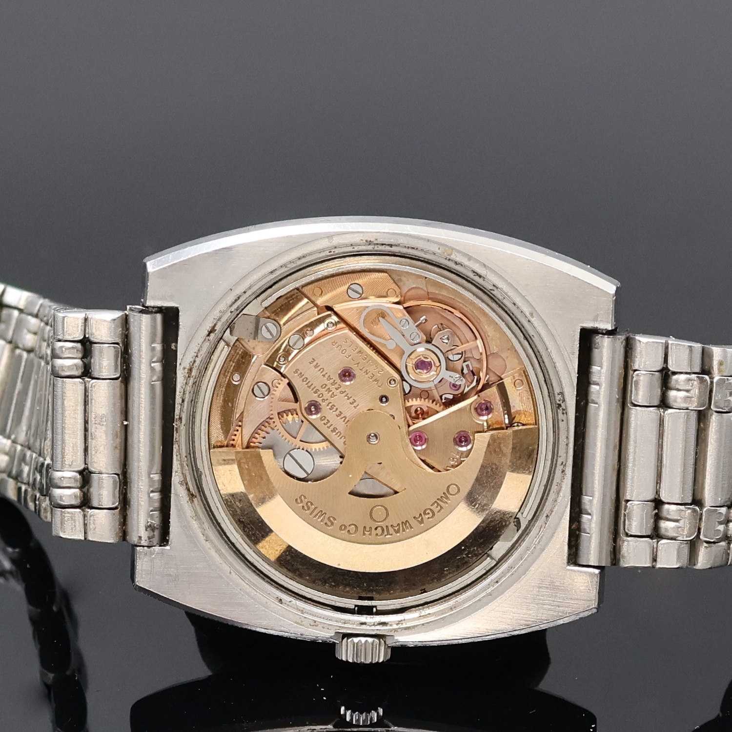 Detail e: OMEGA Constellation Herrenarmbanduhr in Stahl/WG Referenz 168.041, Schweiz um 1969, Automatik, tonneauförmiges Geh. m. geriffelter WG Lünette, im ...