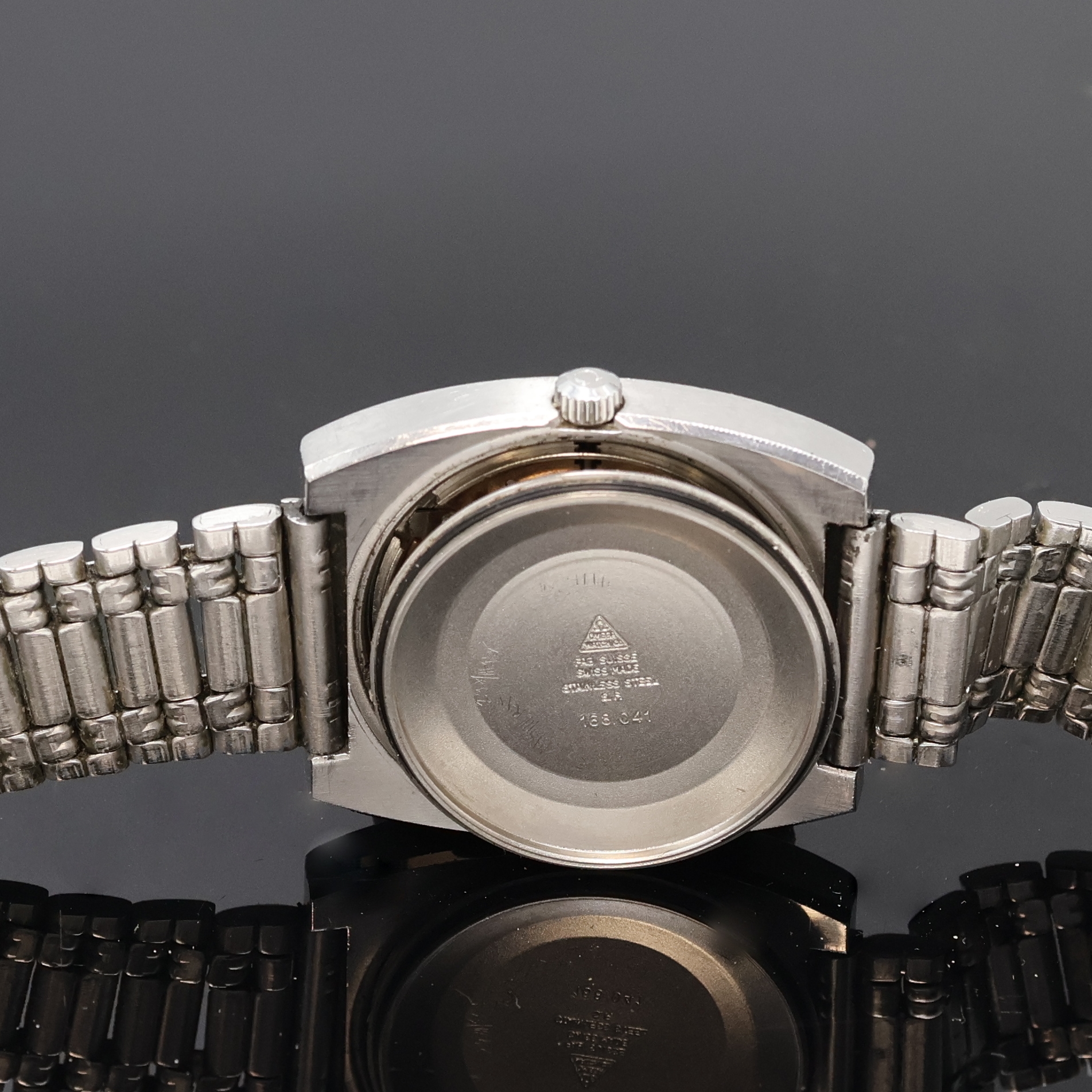 Detail f: OMEGA Constellation Herrenarmbanduhr in Stahl/WG Referenz 168.041, Schweiz um 1969, Automatik, tonneauförmiges Geh. m. geriffelter WG Lünette, im ...
