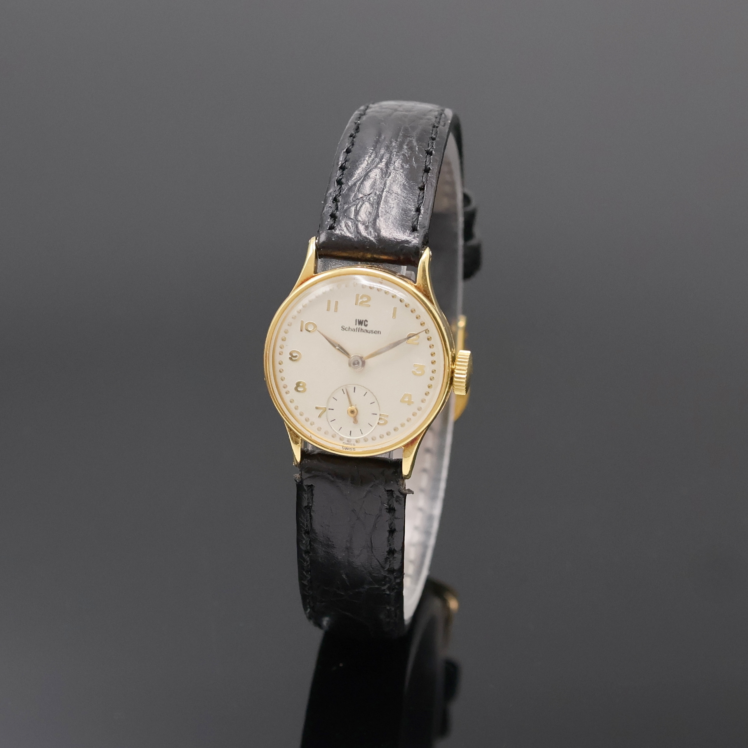 Image 27059076 - IWC Damenarmbanduhr in GG 750/000, Schweiz um 1945, Handaufzug, 3-teil. Geh., Boden und ...