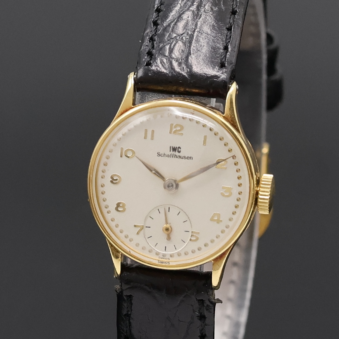 Detail a: IWC Damenarmbanduhr in GG 750/000, Schweiz um 1945, Handaufzug, 3-teil. Geh., Boden und Glasrand aufgedr., silb. Zifferbl. rest., orig. ...