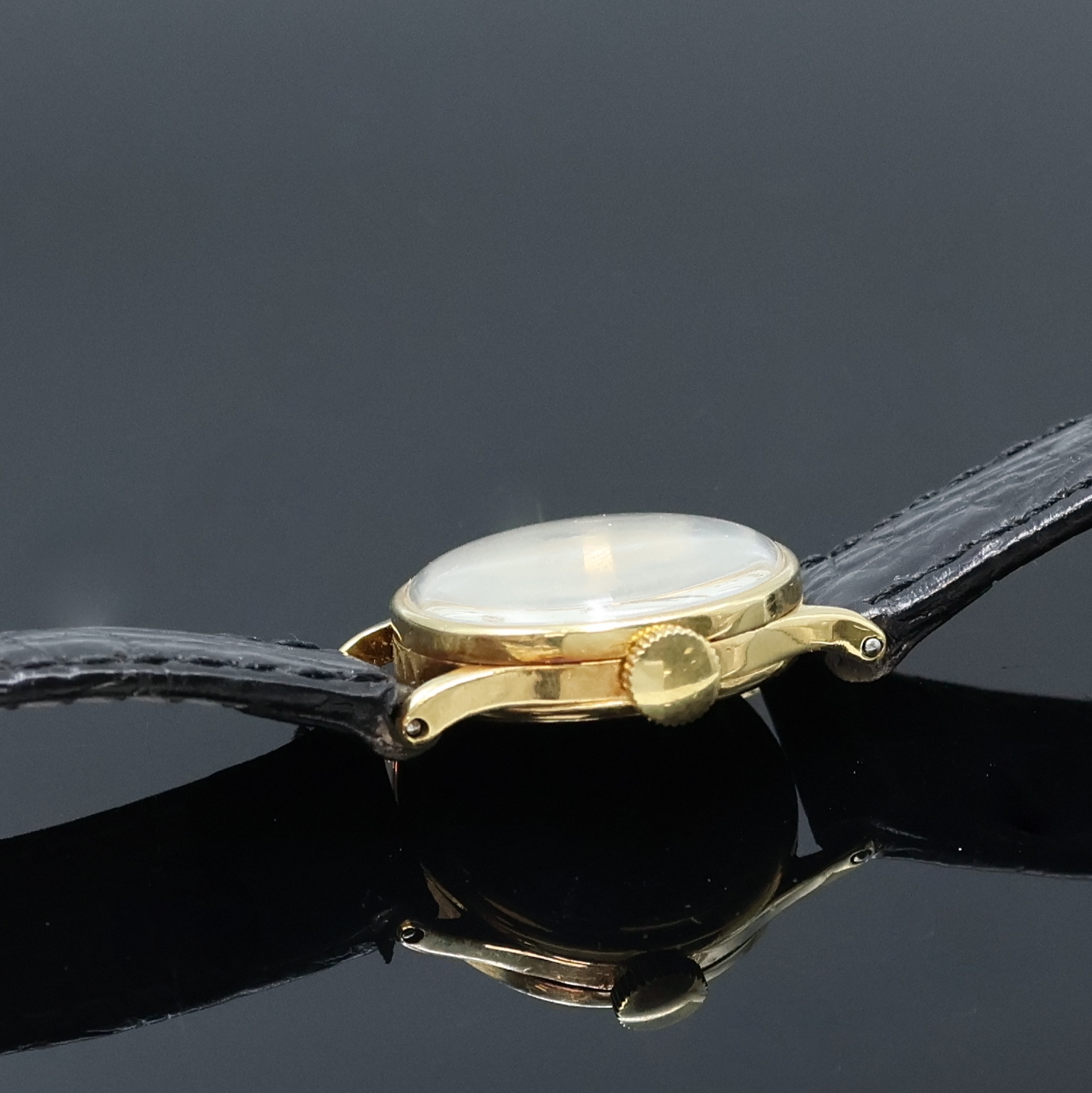 Detail b: IWC Damenarmbanduhr in GG 750/000, Schweiz um 1945, Handaufzug, 3-teil. Geh., Boden und Glasrand aufgedr., silb. Zifferbl. rest., orig. ...