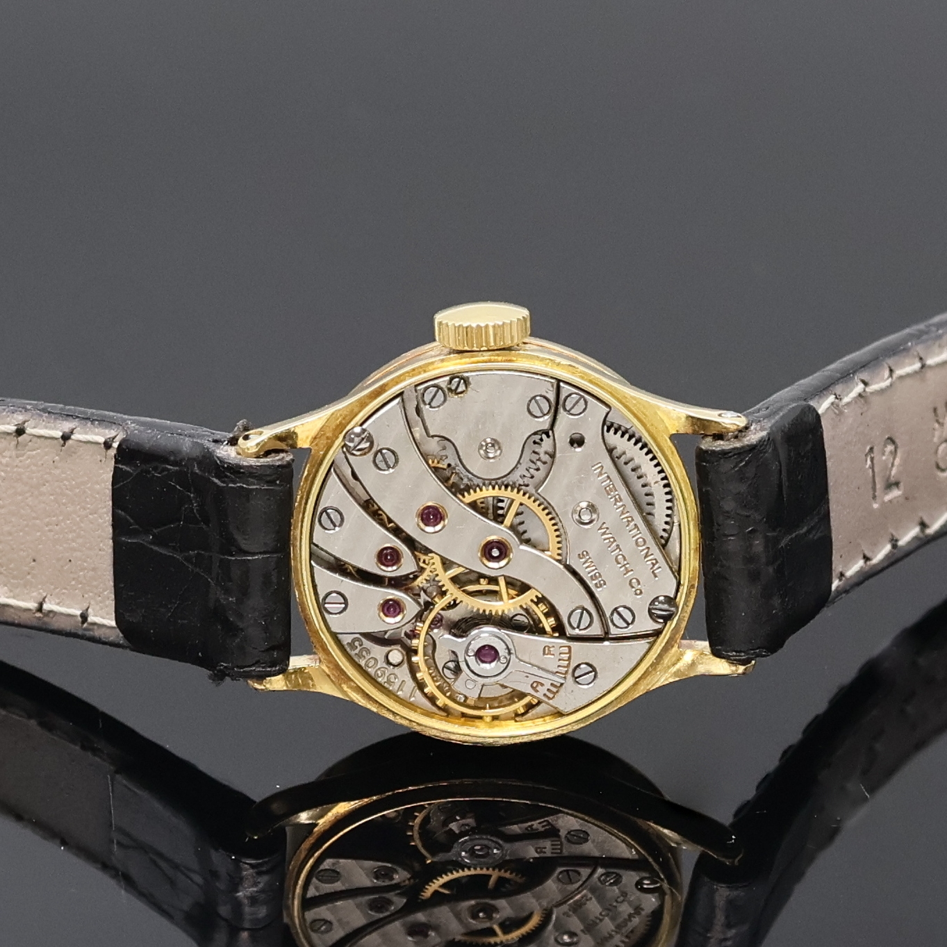 Detail d: IWC Damenarmbanduhr in GG 750/000, Schweiz um 1945, Handaufzug, 3-teil. Geh., Boden und Glasrand aufgedr., silb. Zifferbl. rest., orig. ...