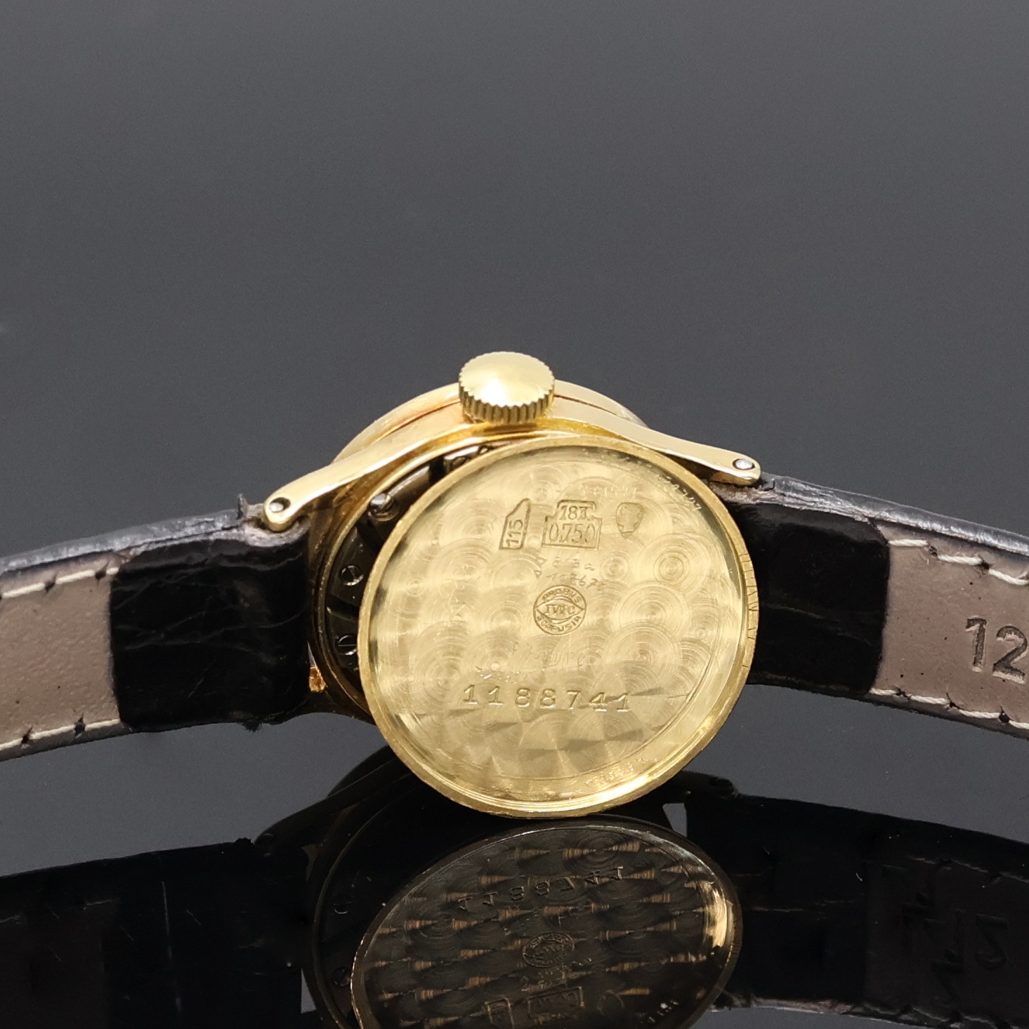 Detail e: IWC Damenarmbanduhr in GG 750/000, Schweiz um 1945, Handaufzug, 3-teil. Geh., Boden und Glasrand aufgedr., silb. Zifferbl. rest., orig. ...