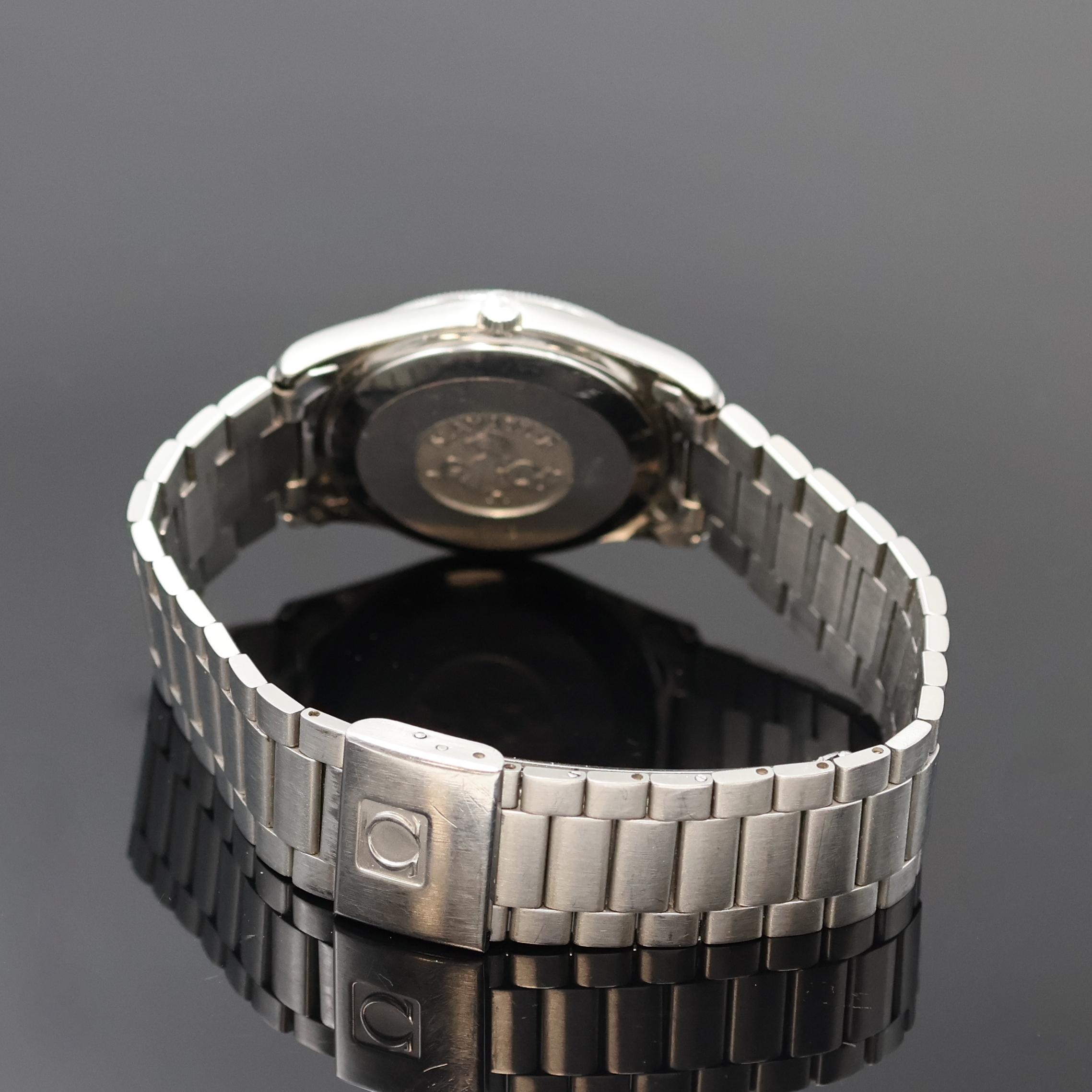 Detail b: OMEGA Seamaster Herrenarmbanduhr in Stahl Referenz 166.0277, Schweiz um 1982, Automatik, 3-teil. Geh., Boden m. Seepferdchenlogo verschr., geriffelte ...