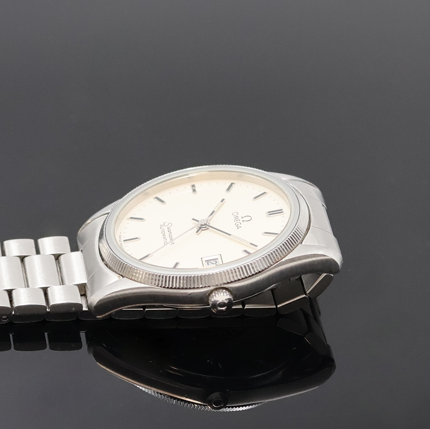 Detail c: OMEGA Seamaster Herrenarmbanduhr in Stahl Referenz 166.0277, Schweiz um 1982, Automatik, 3-teil. Geh., Boden m. Seepferdchenlogo verschr., geriffelte ...