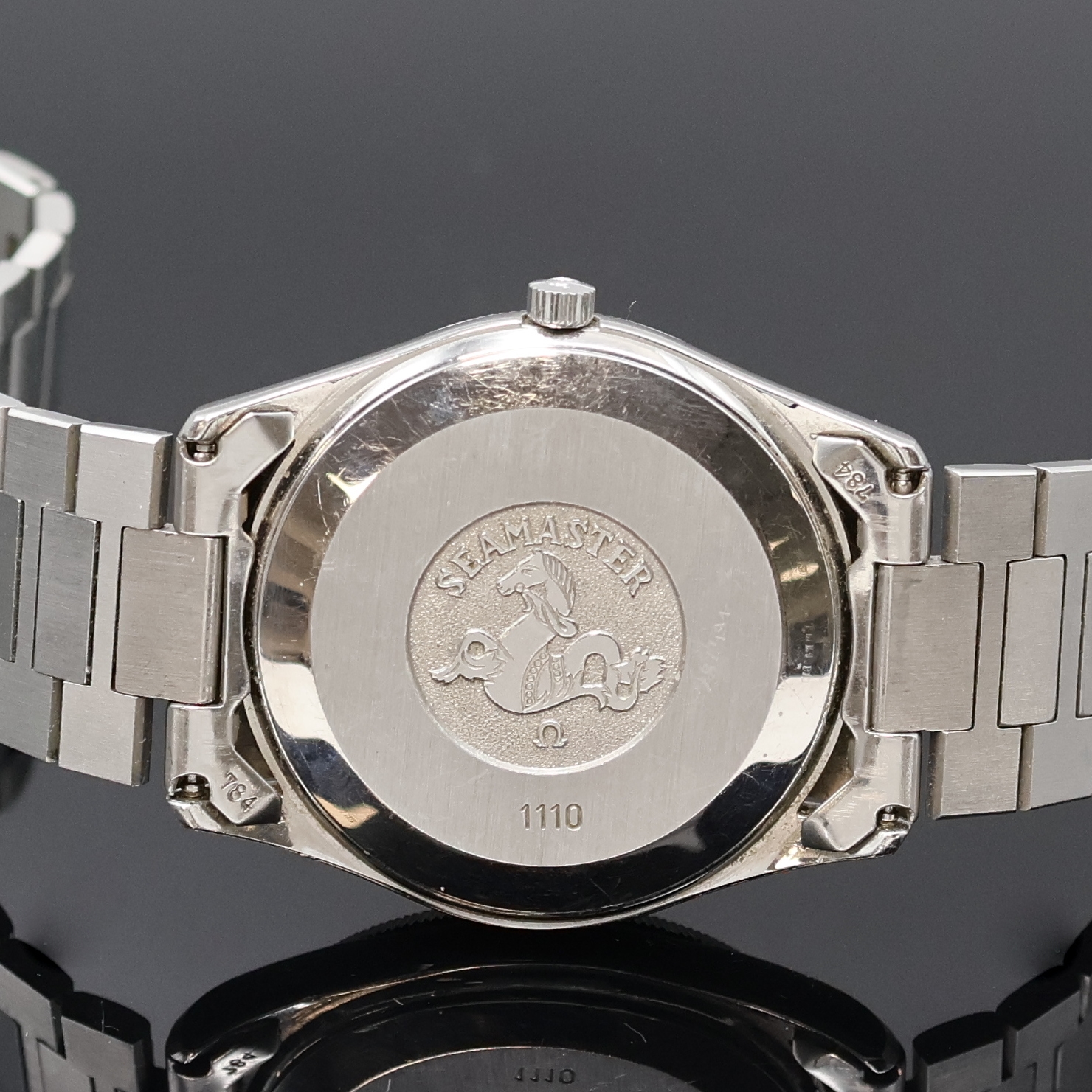 Detail d: OMEGA Seamaster Herrenarmbanduhr in Stahl Referenz 166.0277, Schweiz um 1982, Automatik, 3-teil. Geh., Boden m. Seepferdchenlogo verschr., geriffelte ...