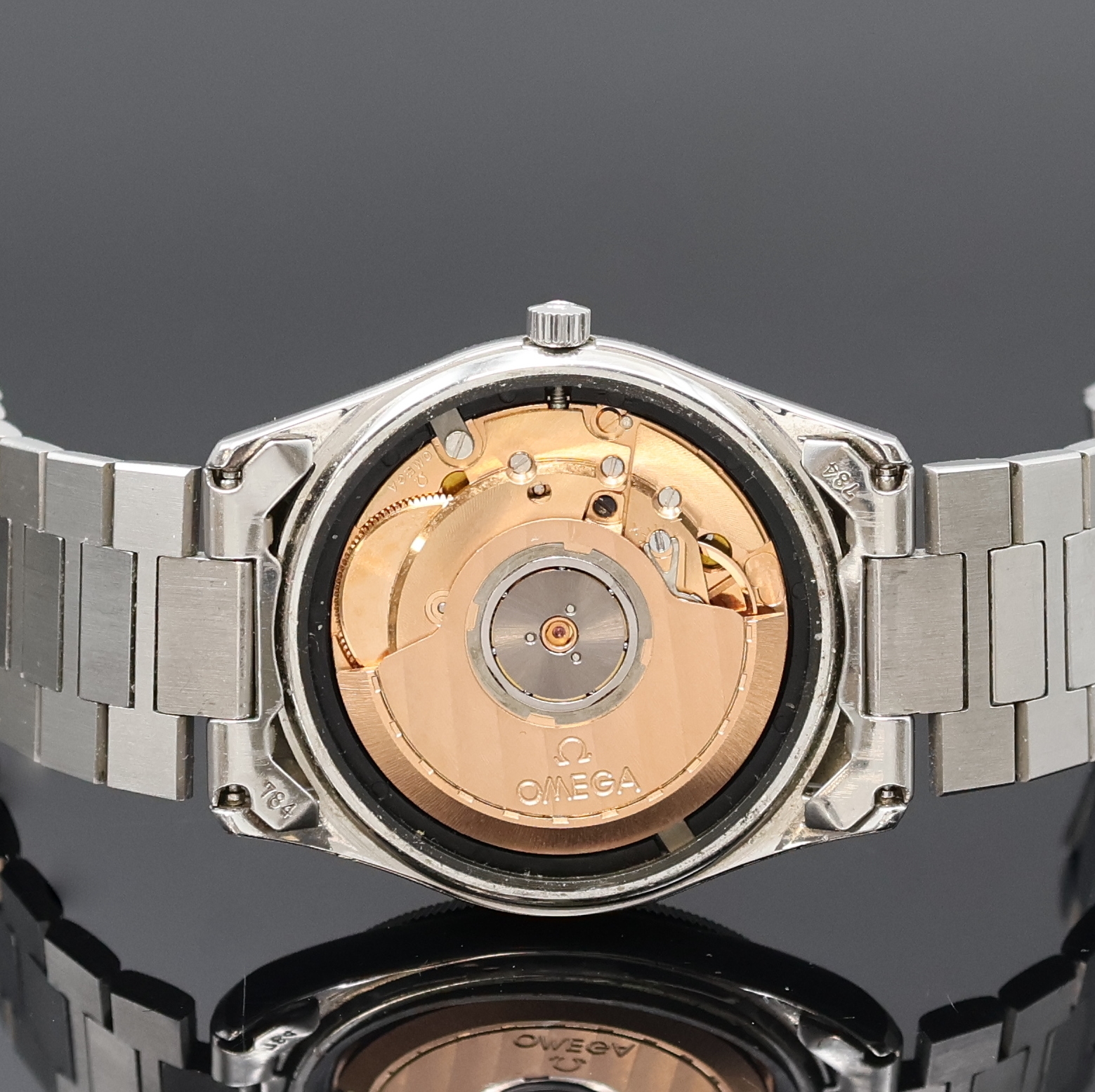 Detail e: OMEGA Seamaster Herrenarmbanduhr in Stahl Referenz 166.0277, Schweiz um 1982, Automatik, 3-teil. Geh., Boden m. Seepferdchenlogo verschr., geriffelte ...