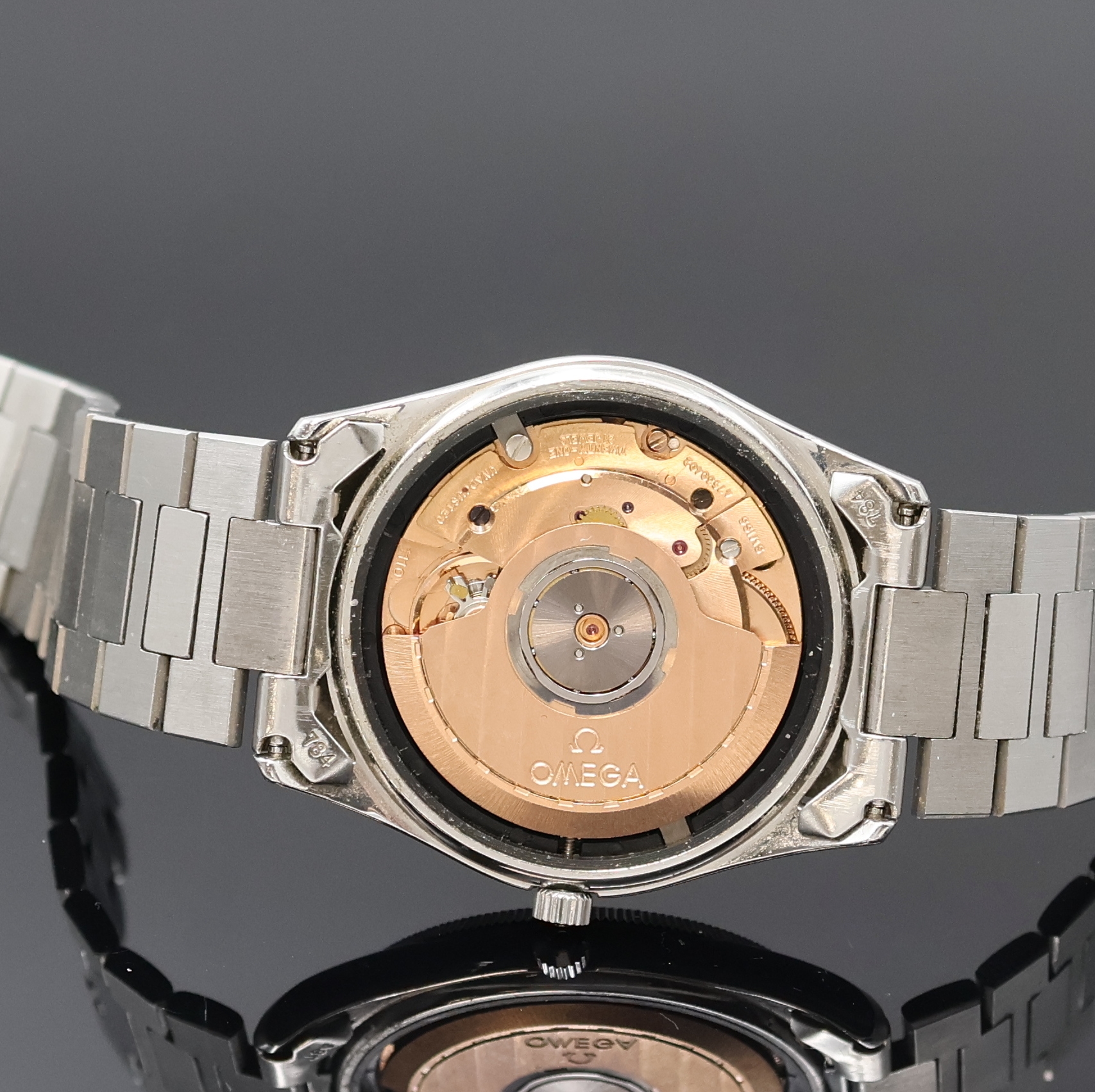 Detail f: OMEGA Seamaster Herrenarmbanduhr in Stahl Referenz 166.0277, Schweiz um 1982, Automatik, 3-teil. Geh., Boden m. Seepferdchenlogo verschr., geriffelte ...
