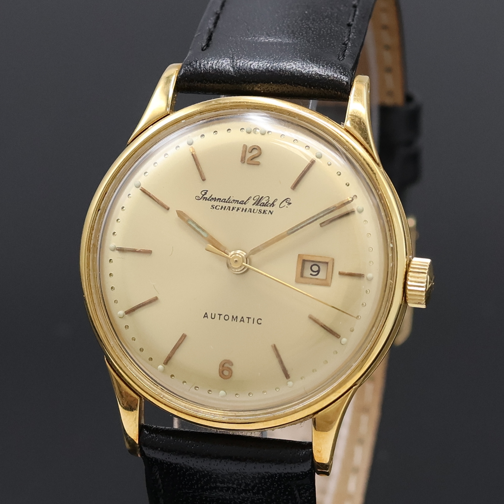 Detail a: IWC Herrenarmbanduhr in GG 750/000, Schweiz um 1962, Automatik, 3-teil. Geh., Boden und Glasrand aufgedr., orig. Krone, gold. Zifferbl. rest., Datum ...