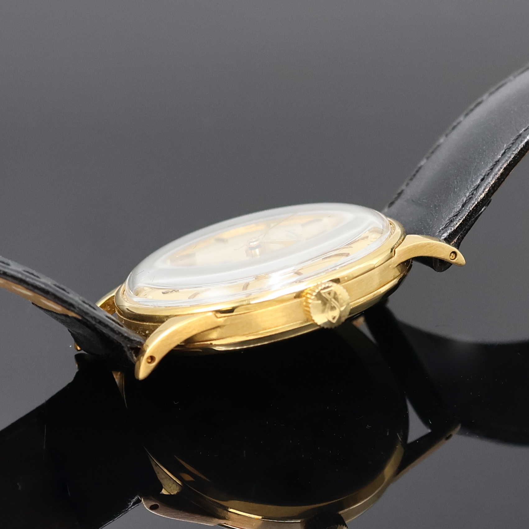 Detail b: IWC Herrenarmbanduhr in GG 750/000, Schweiz um 1962, Automatik, 3-teil. Geh., Boden und Glasrand aufgedr., orig. Krone, gold. Zifferbl. rest., Datum ...