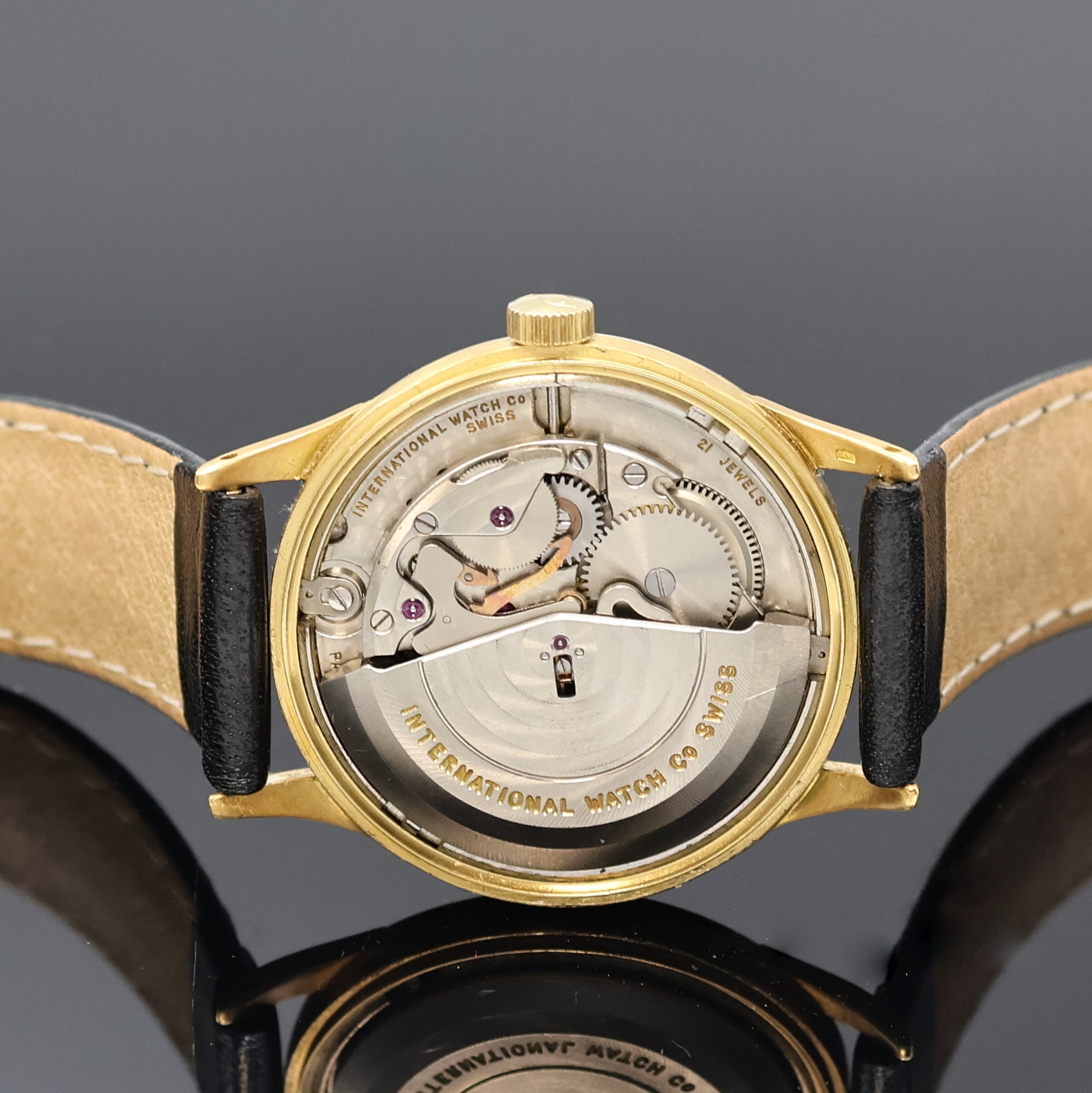 Detail d: IWC Herrenarmbanduhr in GG 750/000, Schweiz um 1962, Automatik, 3-teil. Geh., Boden und Glasrand aufgedr., orig. Krone, gold. Zifferbl. rest., Datum ...