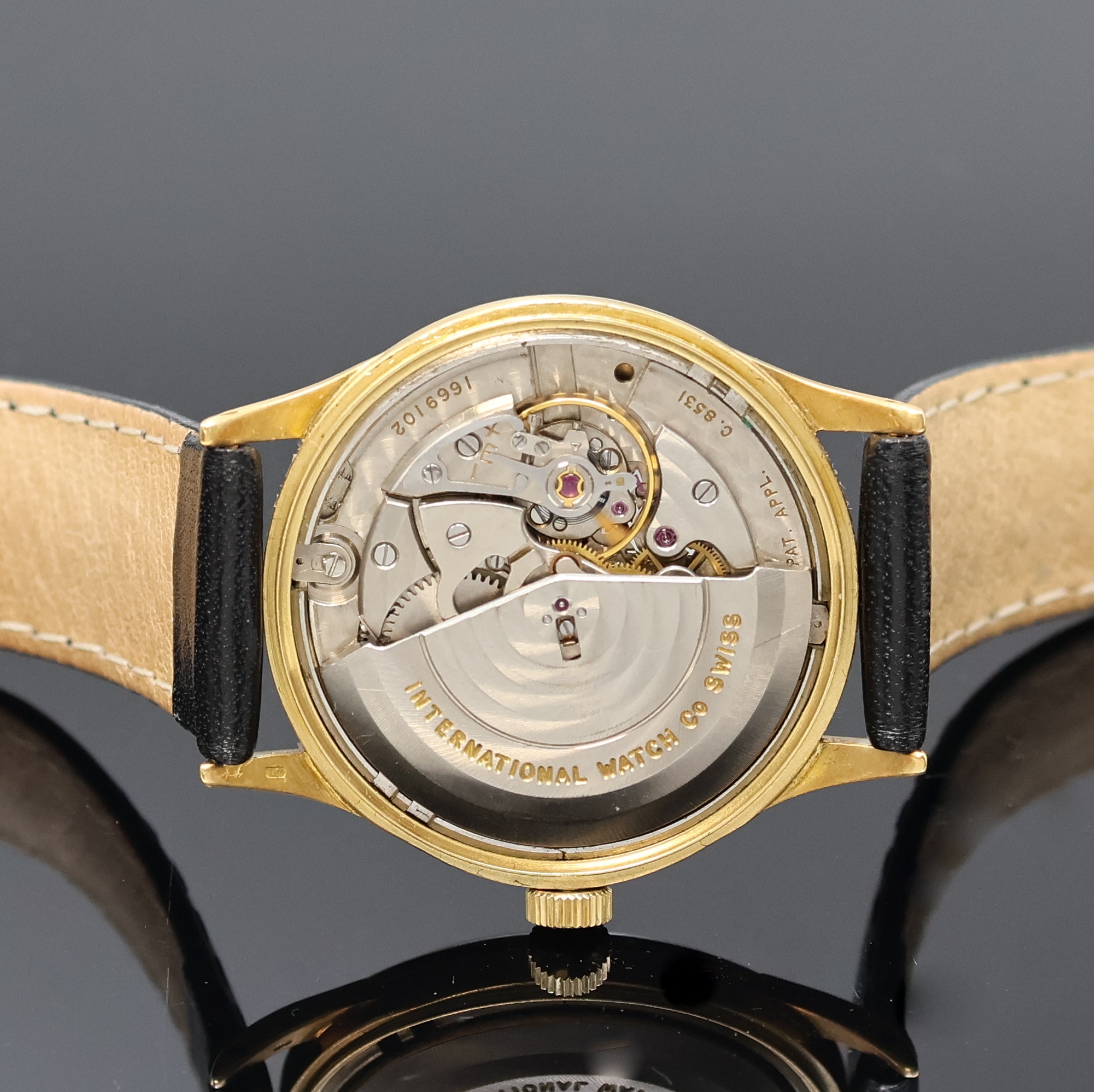 Detail e: IWC Herrenarmbanduhr in GG 750/000, Schweiz um 1962, Automatik, 3-teil. Geh., Boden und Glasrand aufgedr., orig. Krone, gold. Zifferbl. rest., Datum ...