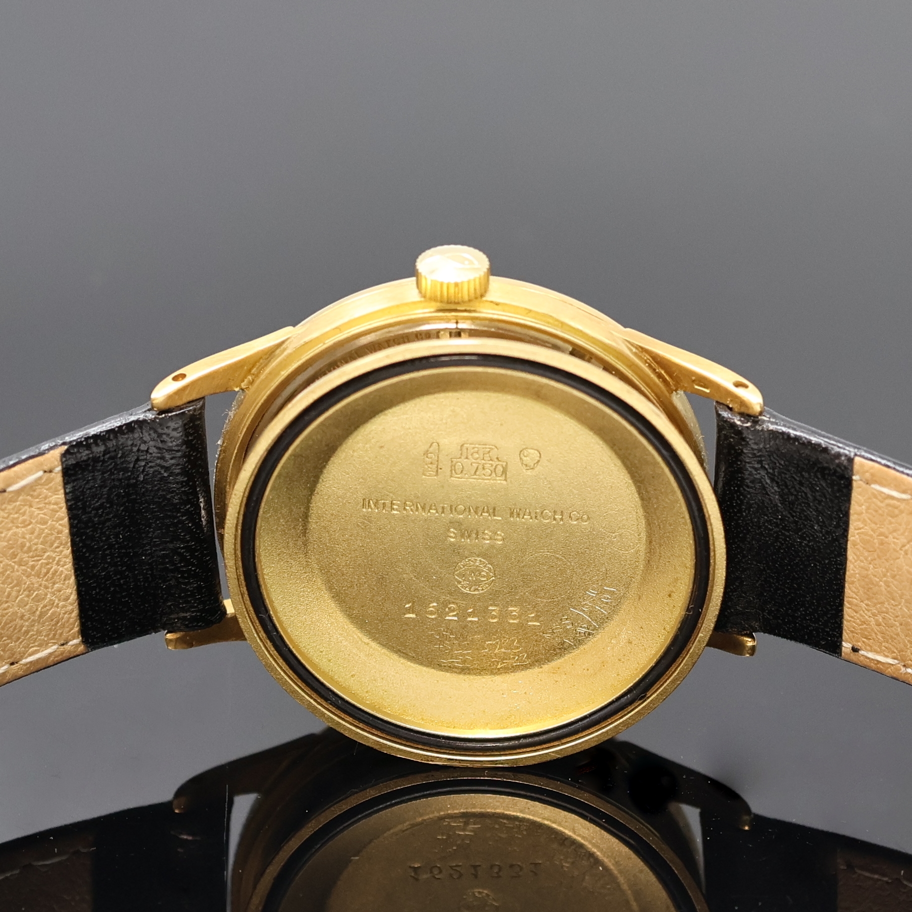 Detail f: IWC Herrenarmbanduhr in GG 750/000, Schweiz um 1962, Automatik, 3-teil. Geh., Boden und Glasrand aufgedr., orig. Krone, gold. Zifferbl. rest., Datum ...