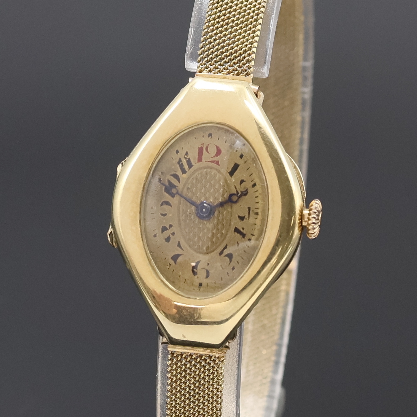Detail a: Frühe Damenarmbanduhr in GG 585/000 am GG 585/000 Milanaiseband, Schweiz um 1915, Handaufzug, ovales Scharniergeh. m. abgeflachten Seiten, gold. ...