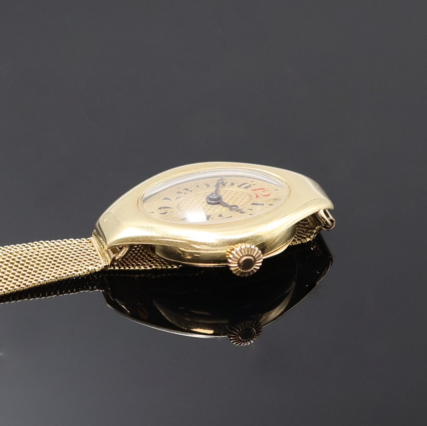 Detail b: Frühe Damenarmbanduhr in GG 585/000 am GG 585/000 Milanaiseband, Schweiz um 1915, Handaufzug, ovales Scharniergeh. m. abgeflachten Seiten, gold. ...