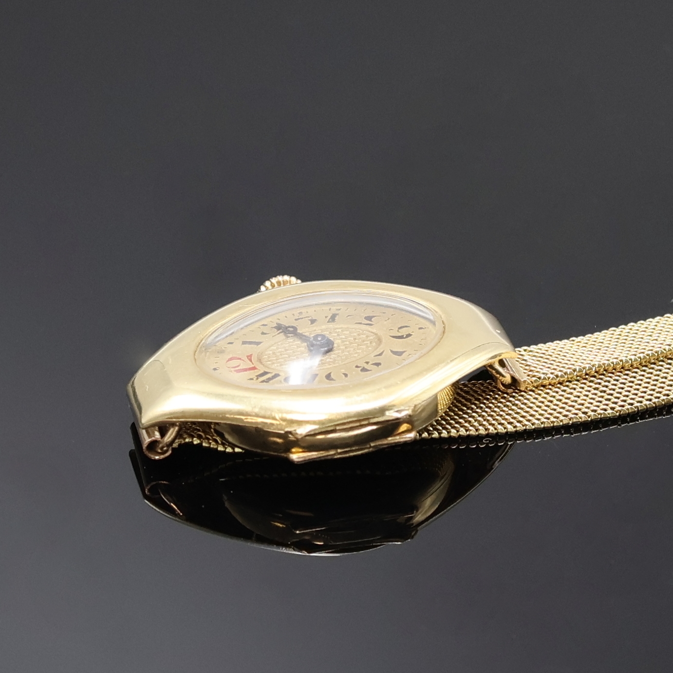 Detail c: Frühe Damenarmbanduhr in GG 585/000 am GG 585/000 Milanaiseband, Schweiz um 1915, Handaufzug, ovales Scharniergeh. m. abgeflachten Seiten, gold. ...