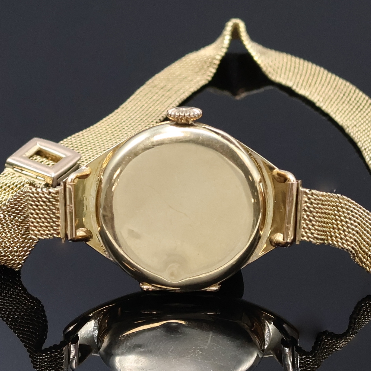 Detail d: Frühe Damenarmbanduhr in GG 585/000 am GG 585/000 Milanaiseband, Schweiz um 1915, Handaufzug, ovales Scharniergeh. m. abgeflachten Seiten, gold. ...
