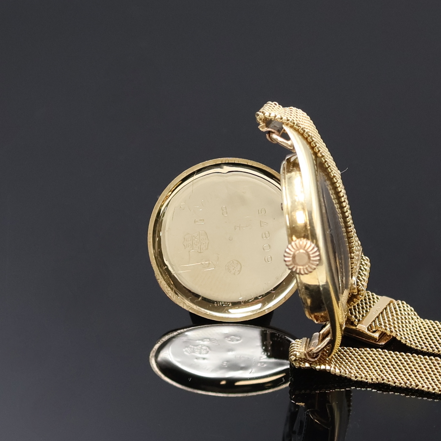 Detail e: Frühe Damenarmbanduhr in GG 585/000 am GG 585/000 Milanaiseband, Schweiz um 1915, Handaufzug, ovales Scharniergeh. m. abgeflachten Seiten, gold. ...