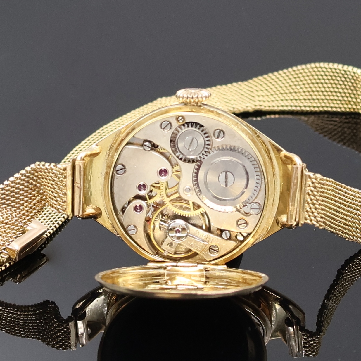 Detail f: Frühe Damenarmbanduhr in GG 585/000 am GG 585/000 Milanaiseband, Schweiz um 1915, Handaufzug, ovales Scharniergeh. m. abgeflachten Seiten, gold. ...