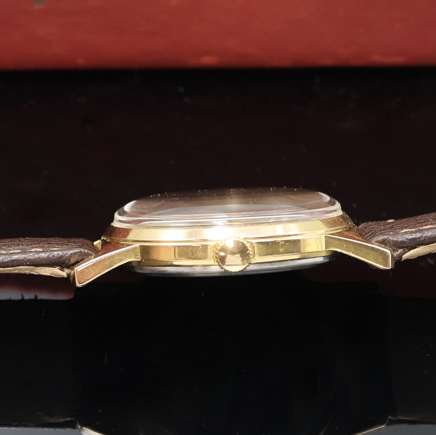 Detail b: GUB Q1 vergoldete Armbanduhr mit original Box, DDR um 1960, Handaufzug, 2-tlg. Geh. m. aufgedr. Stahlboden, silb. Zifferbl., gold. Indizes u. Zeiger, ...