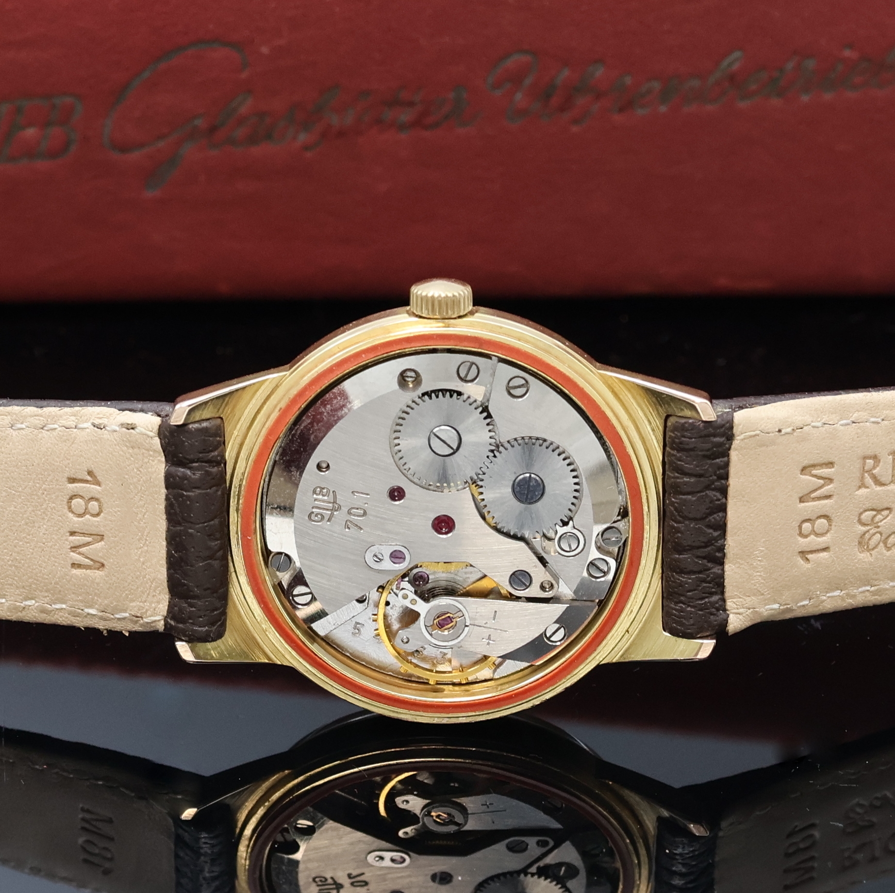 Detail d: GUB Q1 vergoldete Armbanduhr mit original Box, DDR um 1960, Handaufzug, 2-tlg. Geh. m. aufgedr. Stahlboden, silb. Zifferbl., gold. Indizes u. Zeiger, ...