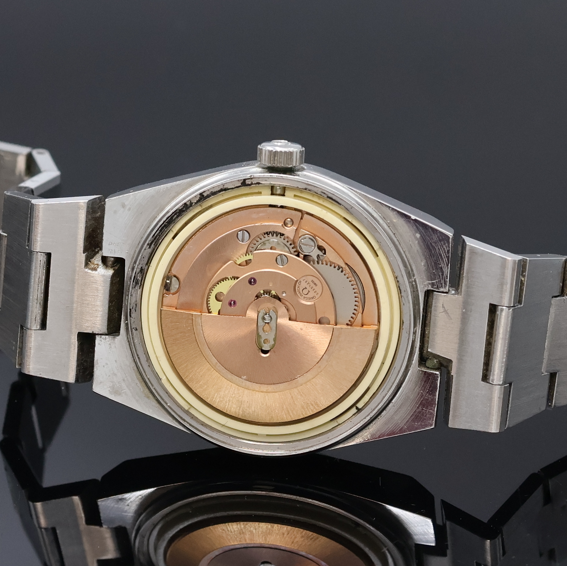 Detail e: OMEGA Geneve Herrenarmbanduhr in Stahl Referenz 166099, Schweiz um 1972, Automatik, verschr. Geh. am integr. Stahlband Ref. 1189/191, orig. Krone, ...