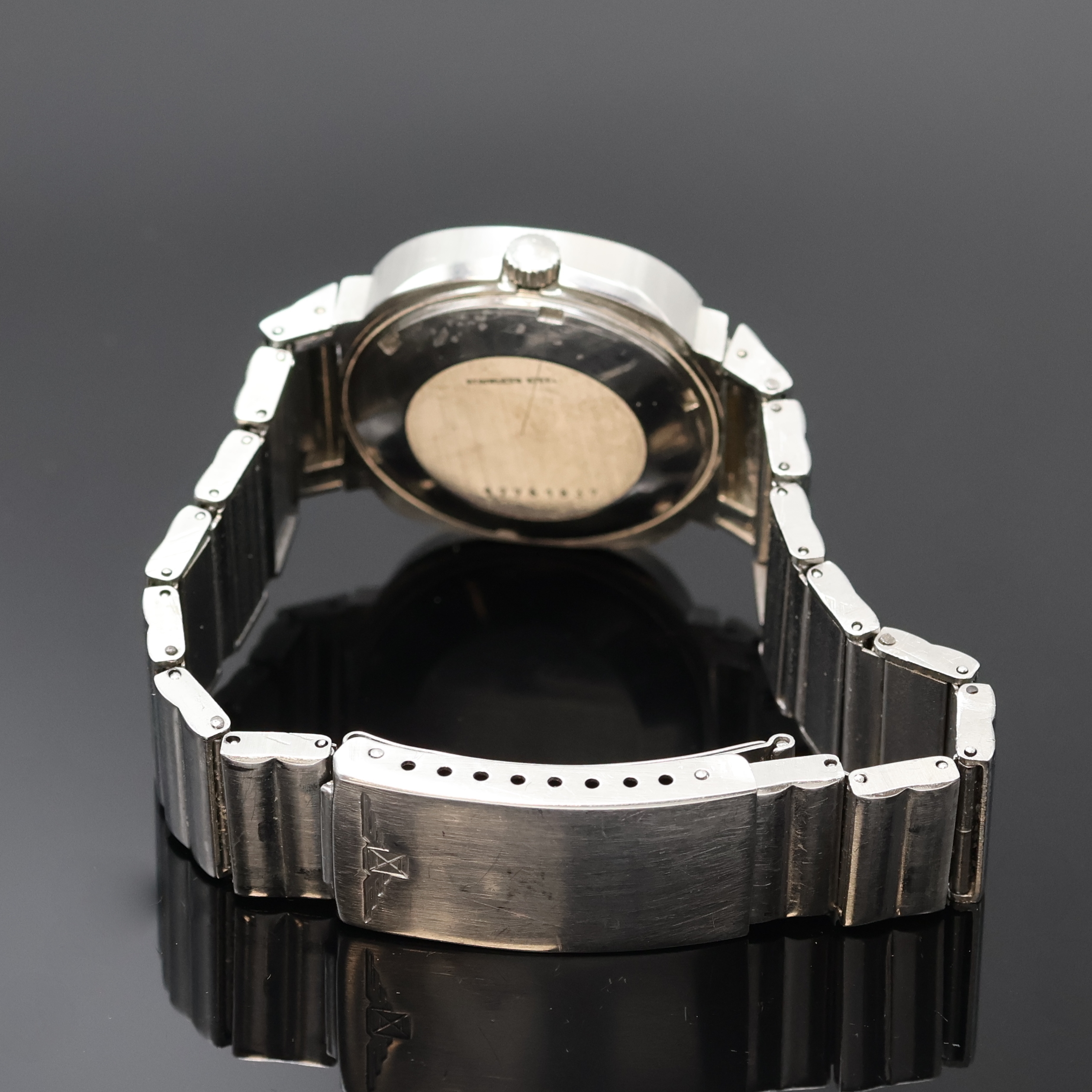 Detail b: LONGINES Herrenarmbanduhr in Stahl/Stahlband, Schweiz um 1972, Automatik, verschr. TV- Screen-Geh., orig. Krone, silb. Zifferbl. fl., silb. Indizes ...
