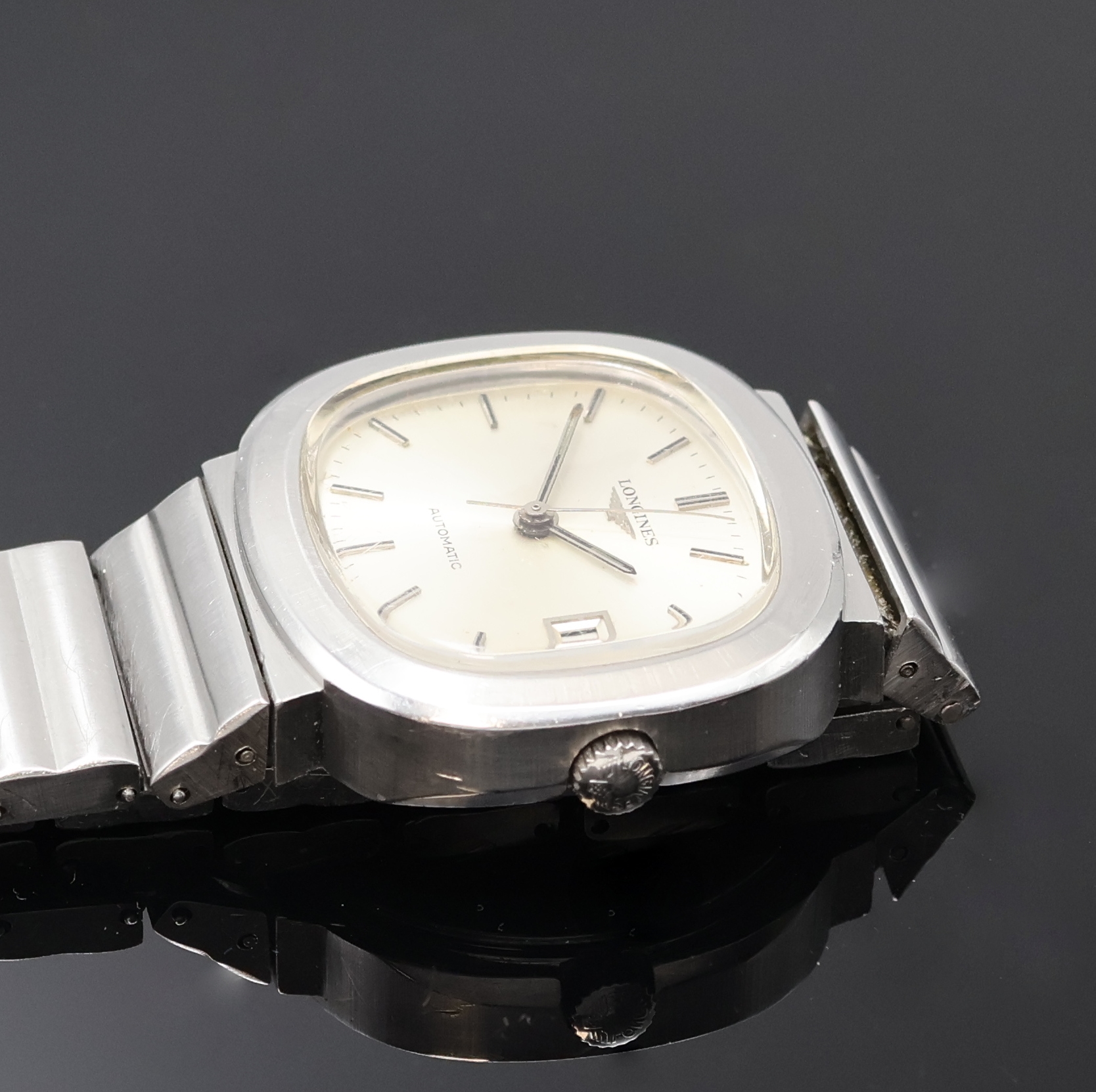 Detail c: LONGINES Herrenarmbanduhr in Stahl/Stahlband, Schweiz um 1972, Automatik, verschr. TV- Screen-Geh., orig. Krone, silb. Zifferbl. fl., silb. Indizes ...