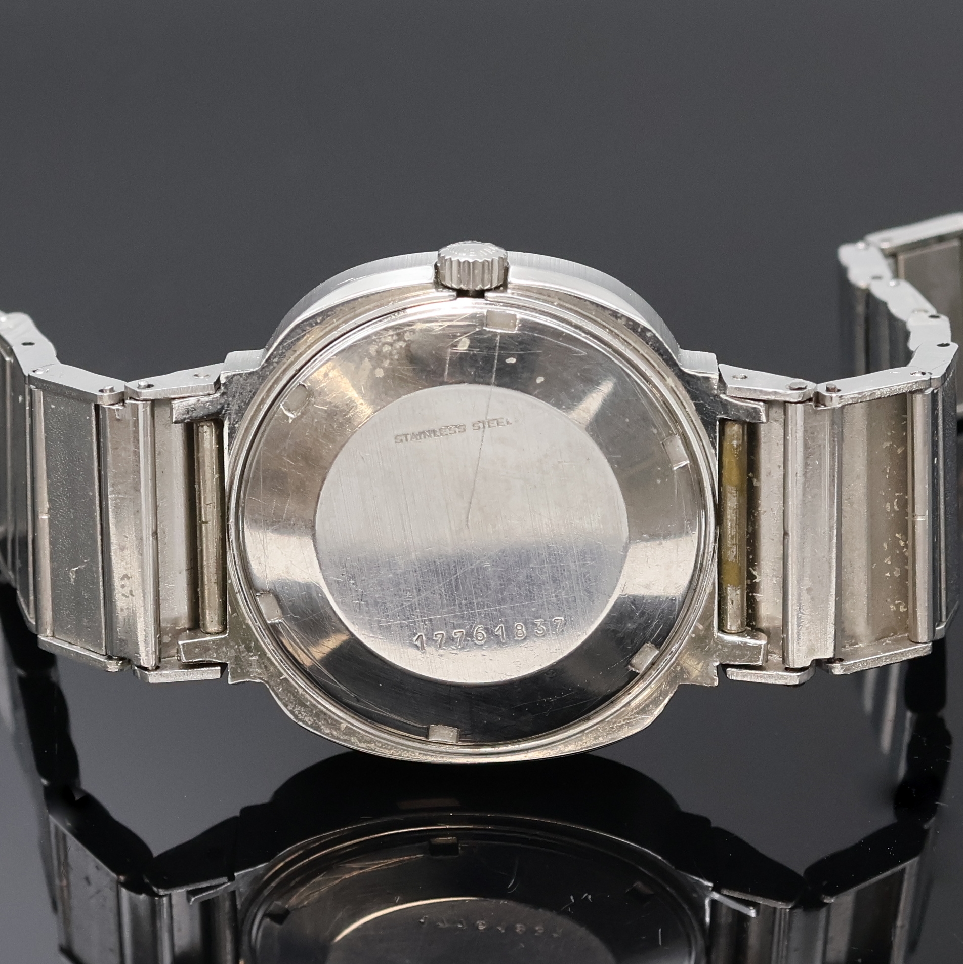 Detail d: LONGINES Herrenarmbanduhr in Stahl/Stahlband, Schweiz um 1972, Automatik, verschr. TV- Screen-Geh., orig. Krone, silb. Zifferbl. fl., silb. Indizes ...
