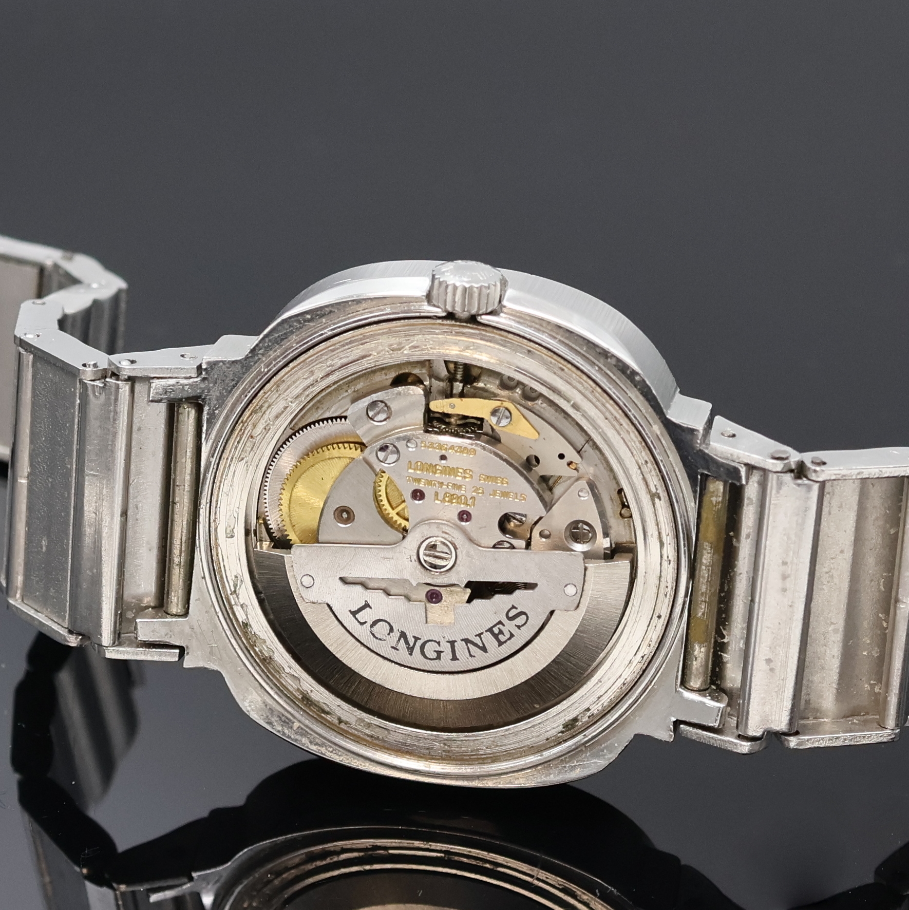 Detail e: LONGINES Herrenarmbanduhr in Stahl/Stahlband, Schweiz um 1972, Automatik, verschr. TV- Screen-Geh., orig. Krone, silb. Zifferbl. fl., silb. Indizes ...