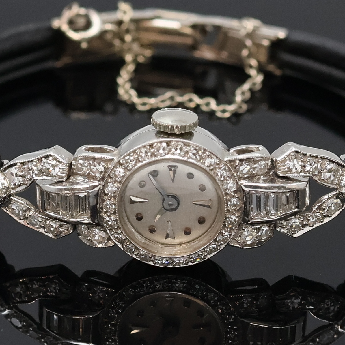 Detail a: Diamantbesetzte Damenarmbanduhr in Platin/ Iridium mit Schließe in WG 585/000, Schweiz um 1950, Handaufzug, 2-tlg. Geh. m. bewegl. Anstößen, Boden ...