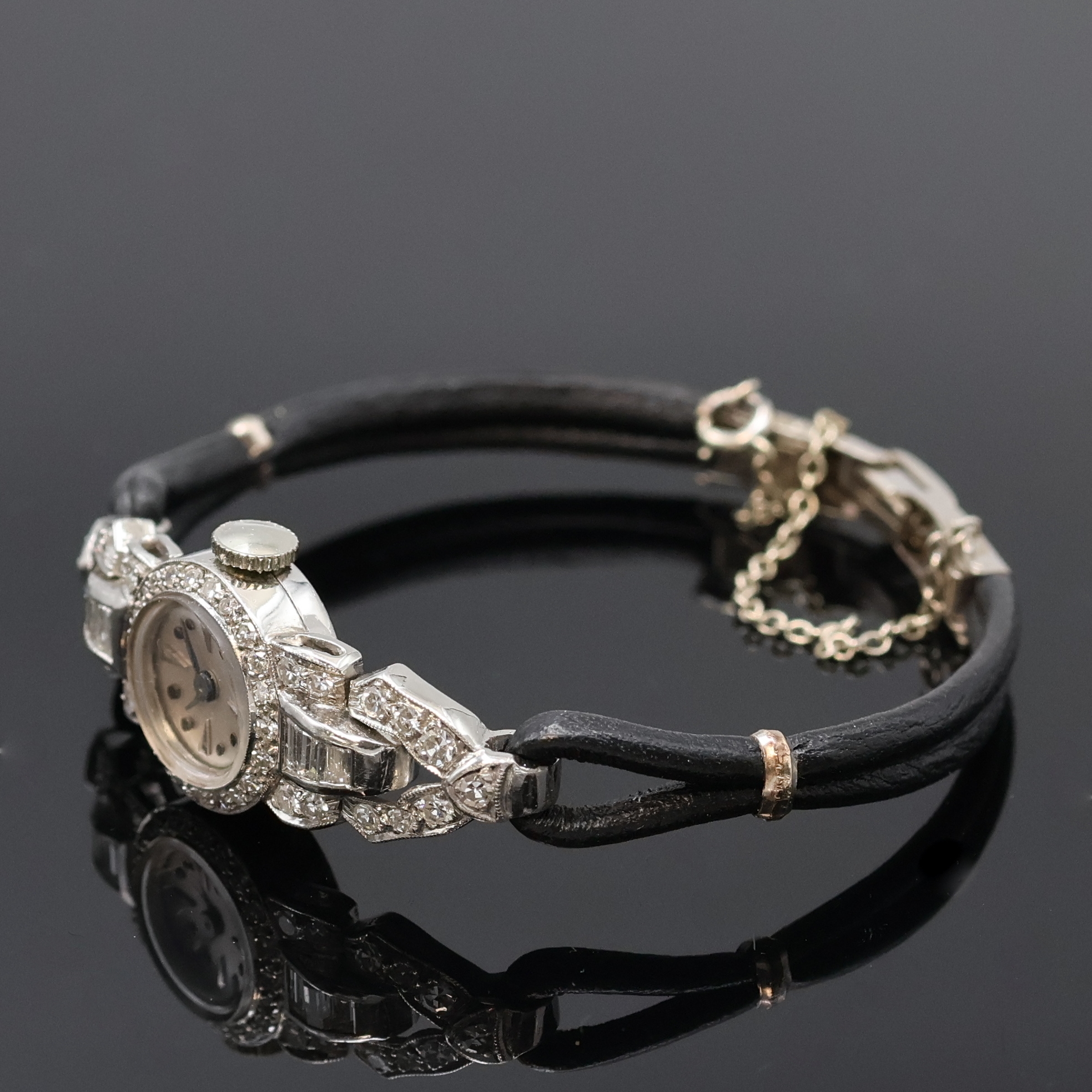 Detail b: Diamantbesetzte Damenarmbanduhr in Platin/ Iridium mit Schließe in WG 585/000, Schweiz um 1950, Handaufzug, 2-tlg. Geh. m. bewegl. Anstößen, Boden ...